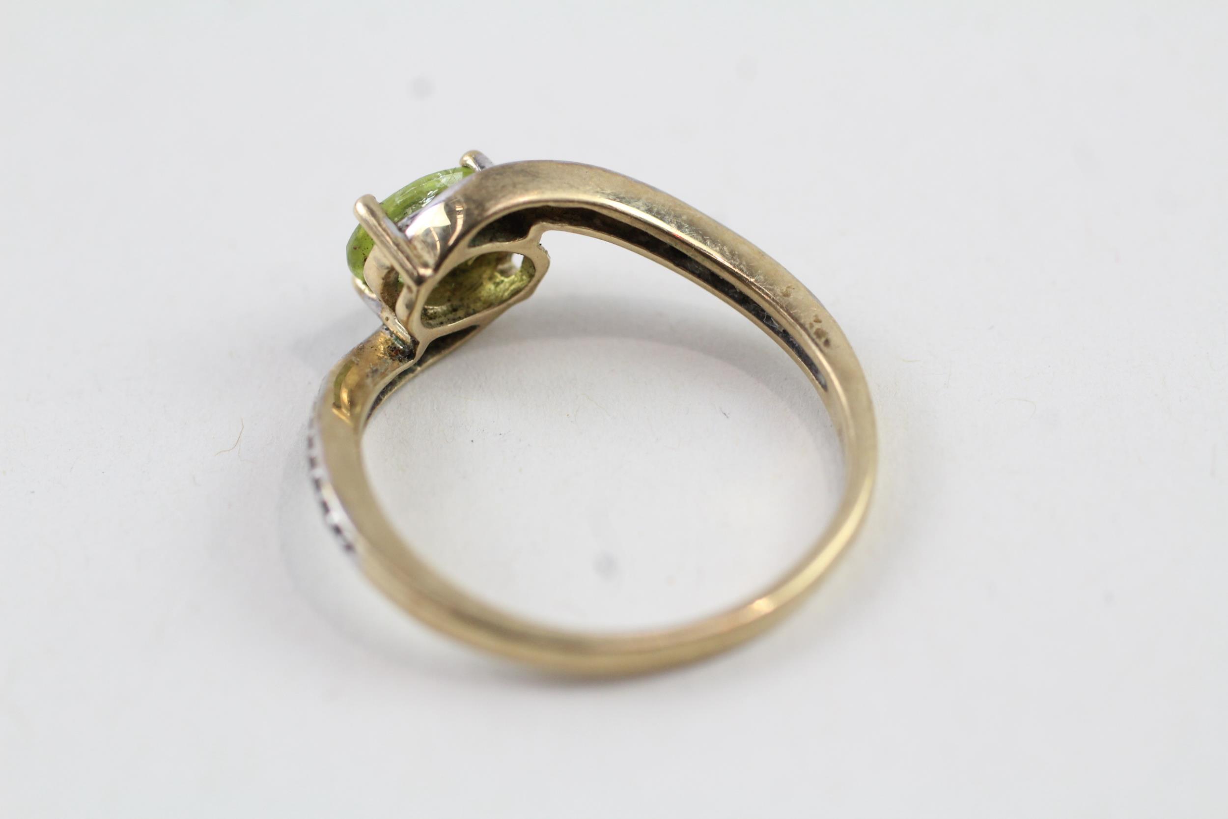 9ct gold oval cut peridot & diamond dress ring (2.3g) Size Q - Image 3 of 6