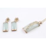 2 x 9ct gold jade set pendant and drop earrings set (8.6g)