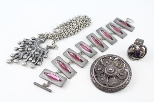 A collection of mid century Scandinavian pewter jewellery pieces (g)