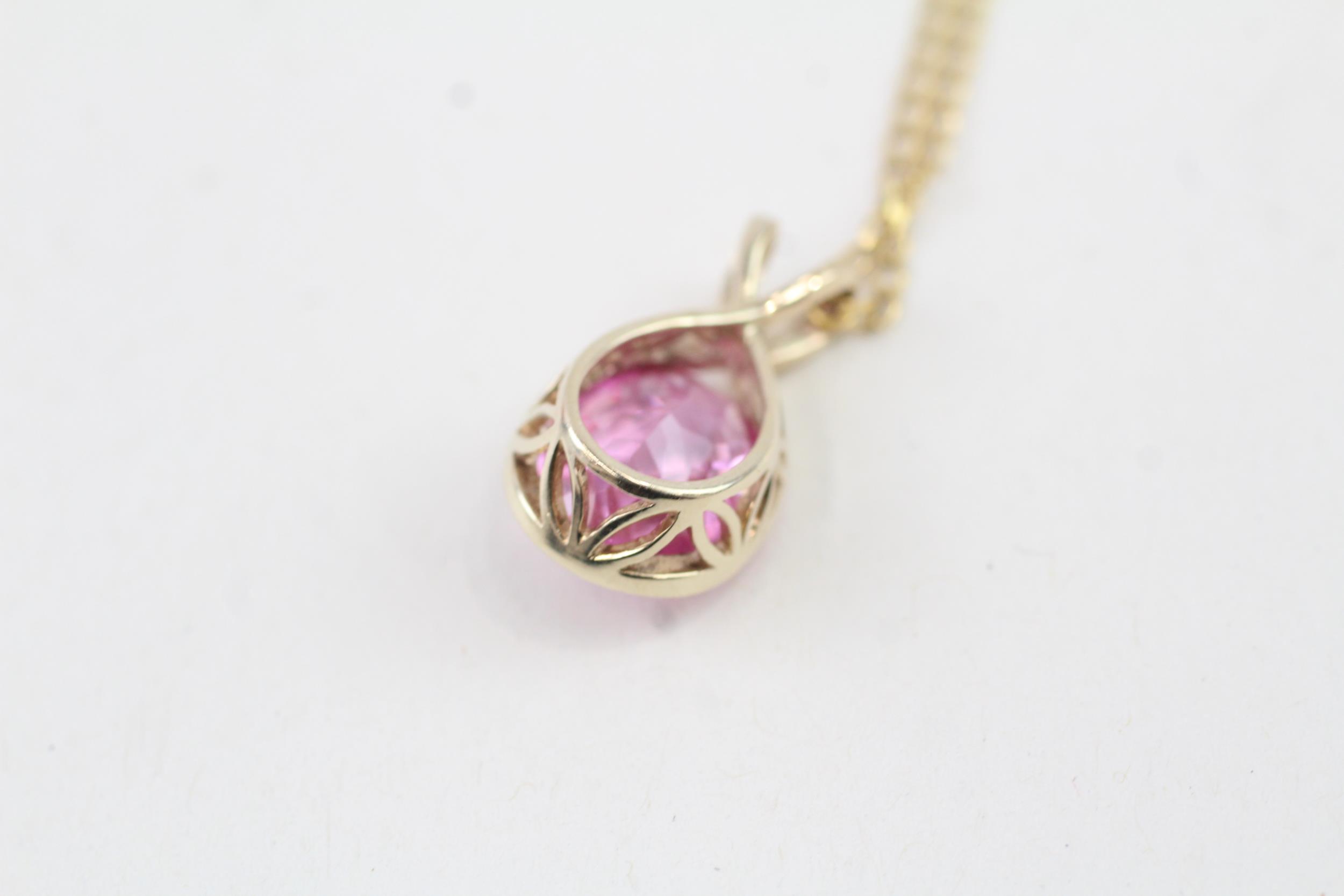 9ct gold faceted synthetic pink sapphire pendant necklace (4.2g) - Image 2 of 5