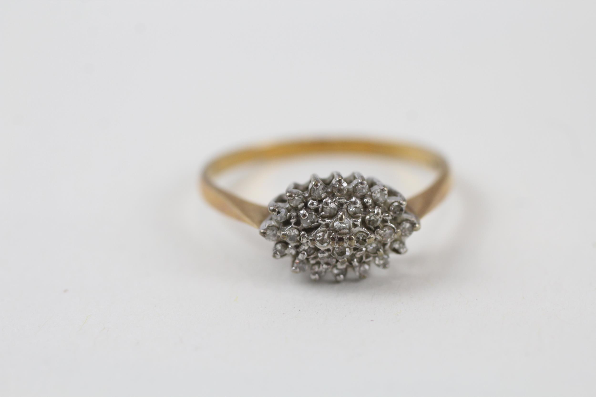 9ct gold vintage diamond cluster ring, Hallmarked Sheffield 1990 (3.1g) Size Y - Image 2 of 7