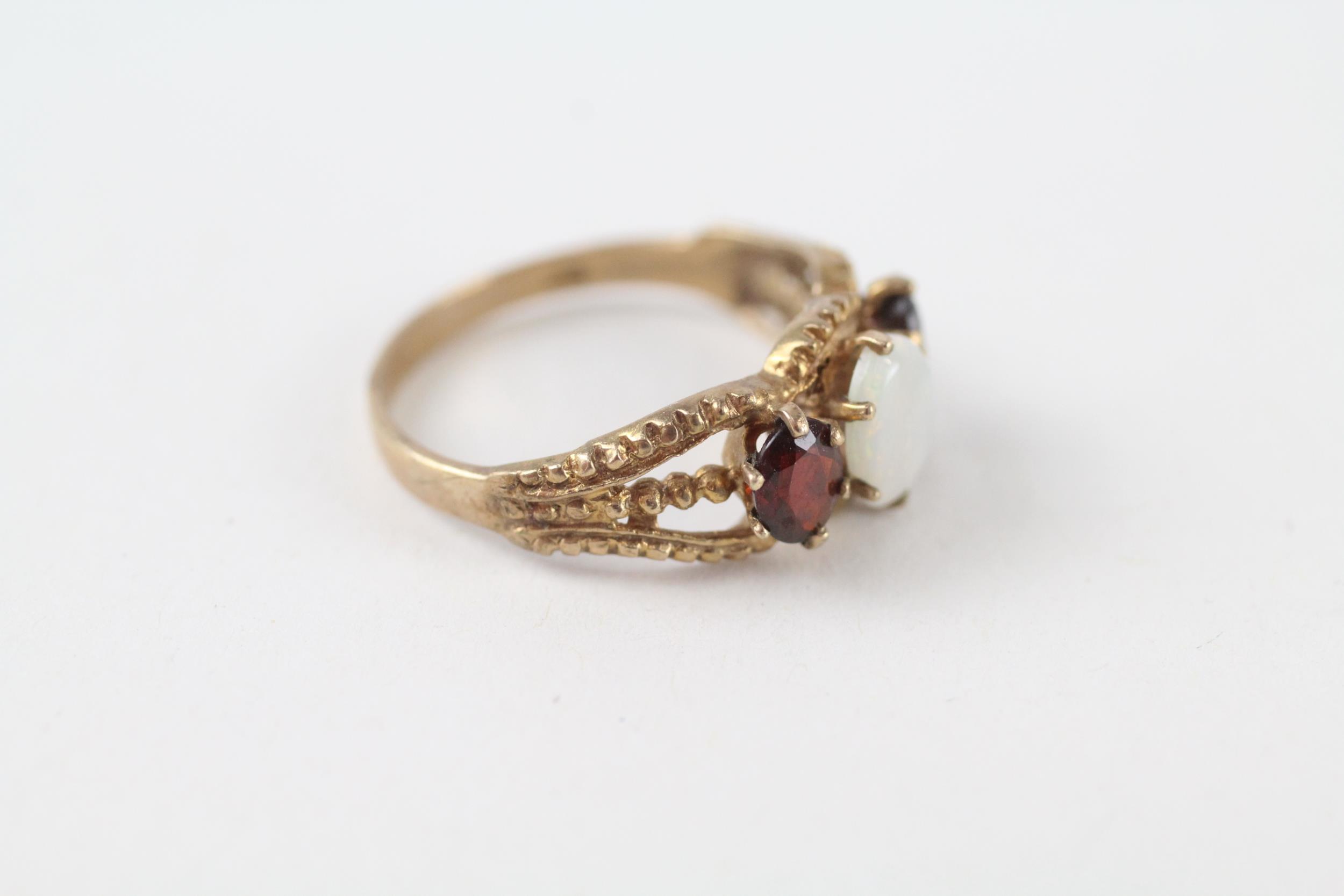 9ct gold vintage opal & garnet three stone ring (2.3g) Size N - Image 2 of 4