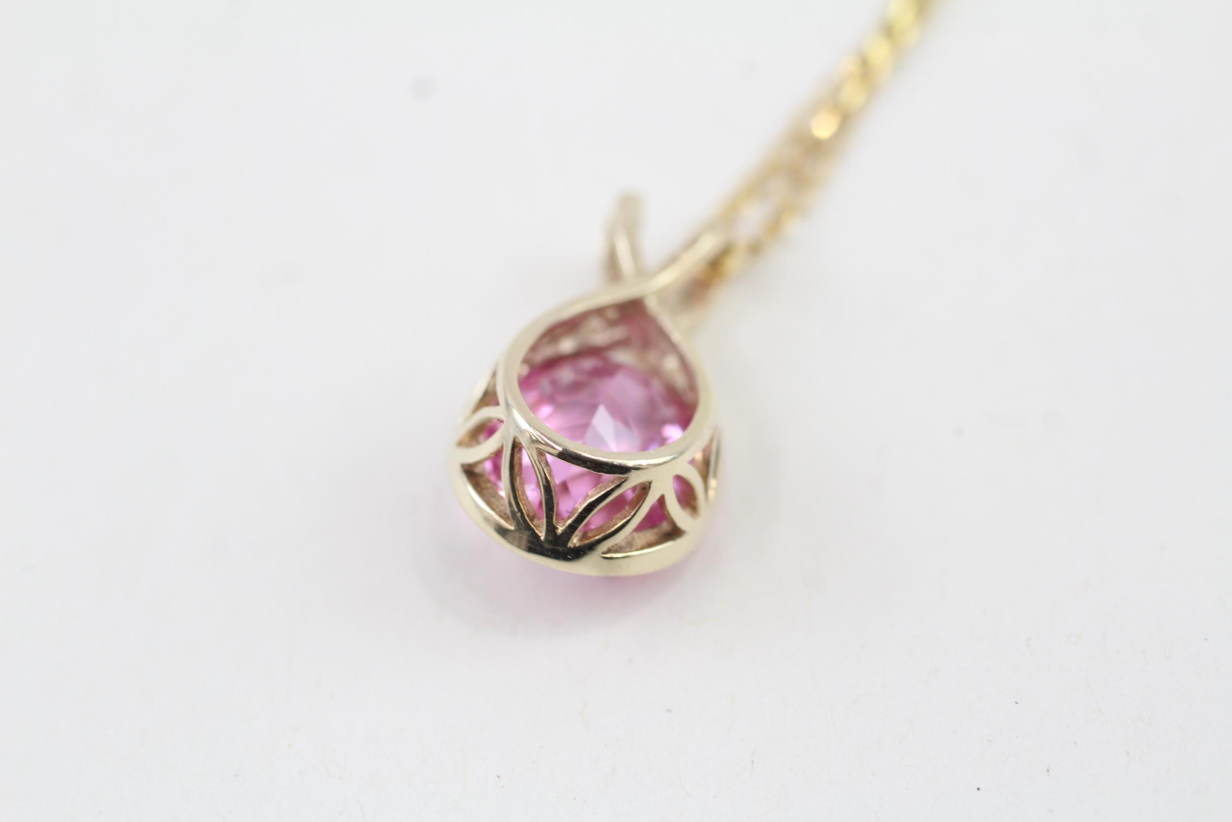 9ct gold faceted synthetic pink sapphire pendant necklace (4.2g) - Image 3 of 5