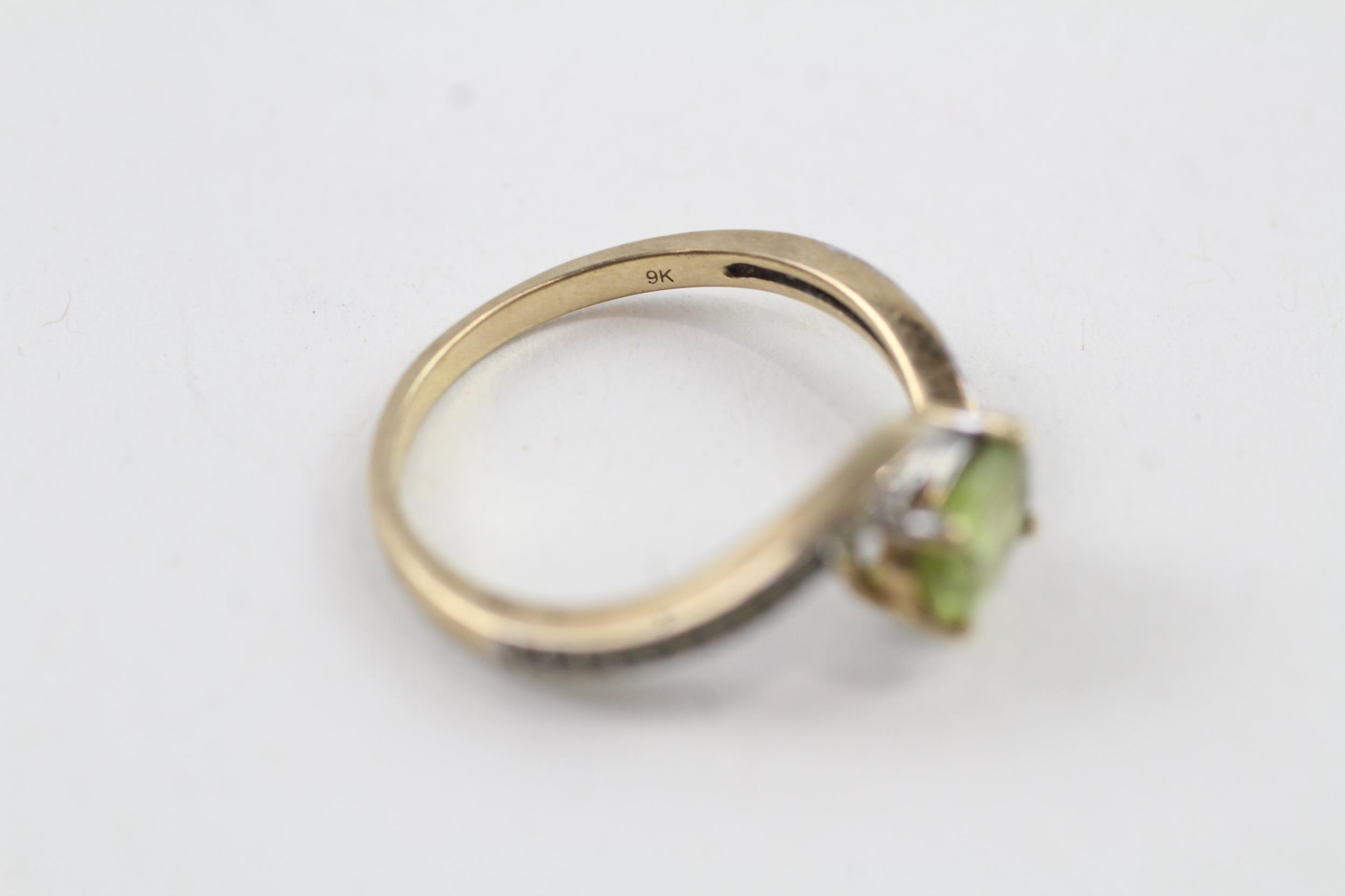 9ct gold oval cut peridot & diamond dress ring (2.3g) Size Q - Image 5 of 6