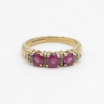 9ct gold garnet & diamond ring in a claw setting (2.2g) Size J 1/2