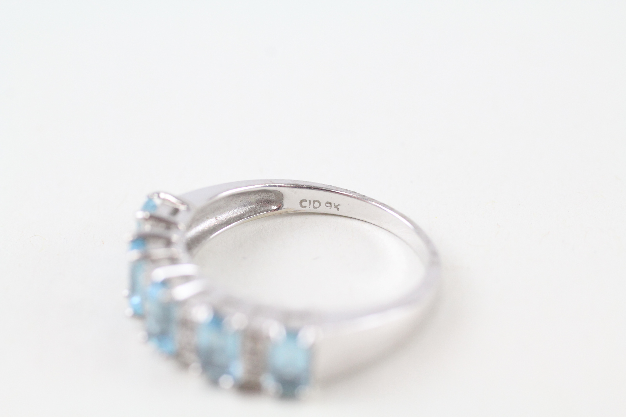 9ct white gold emerald cut blue topaz & diamond half eternity ring (2.9g) Size N - Image 5 of 5