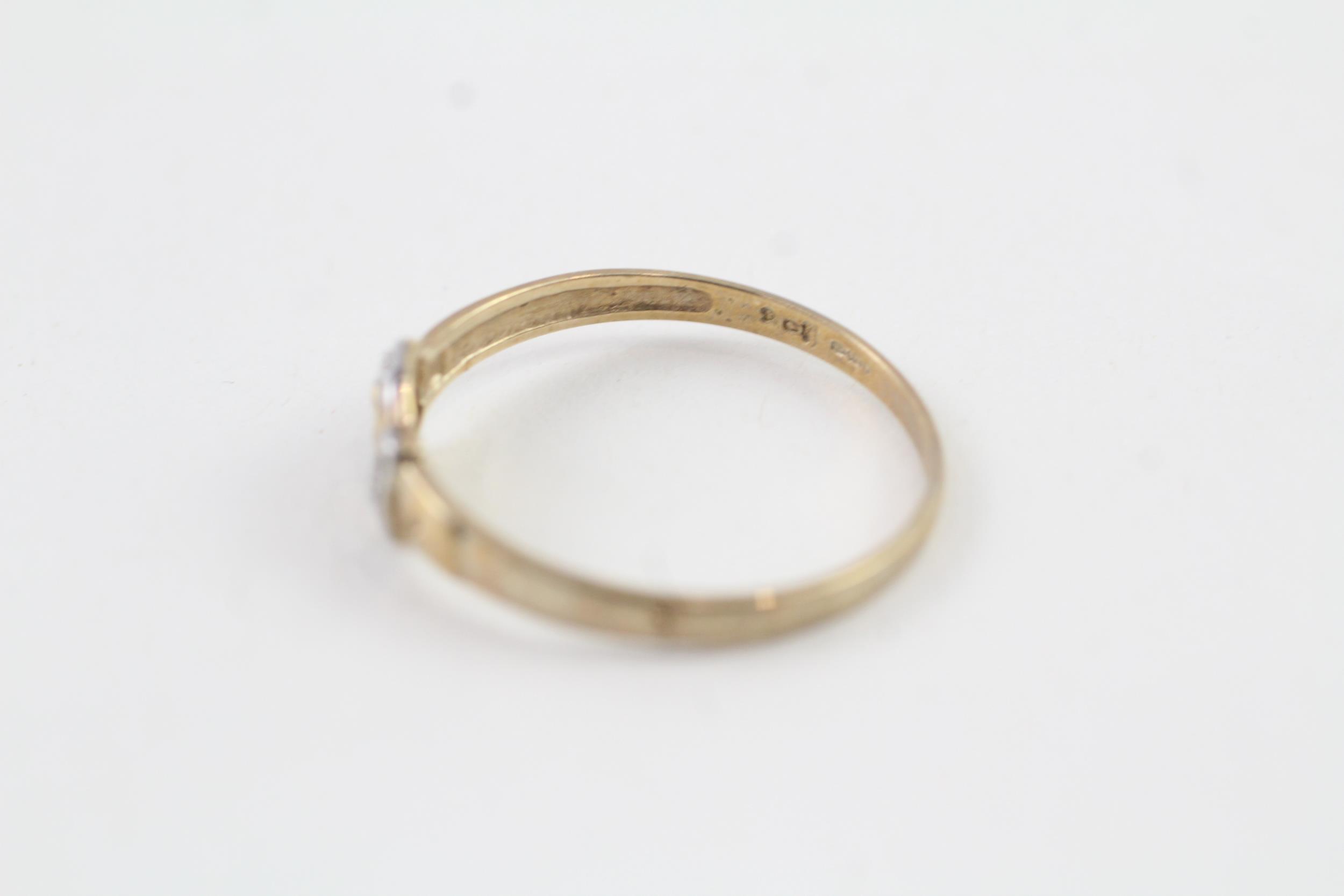 9ct gold diamond buckle ring (1.5g) Size U 1/2 - Image 4 of 5