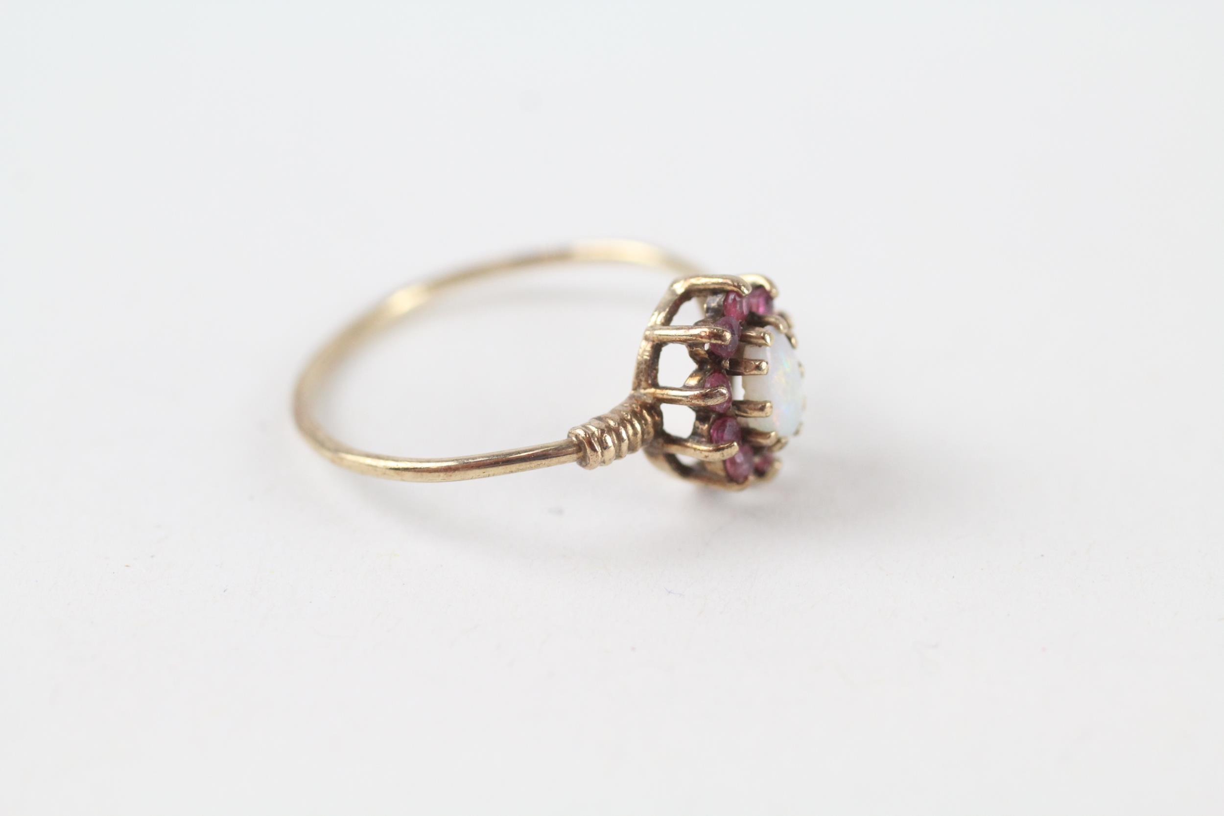 9ct gold vintage opal & ruby cluster ring (1g) Size M - Bild 2 aus 4