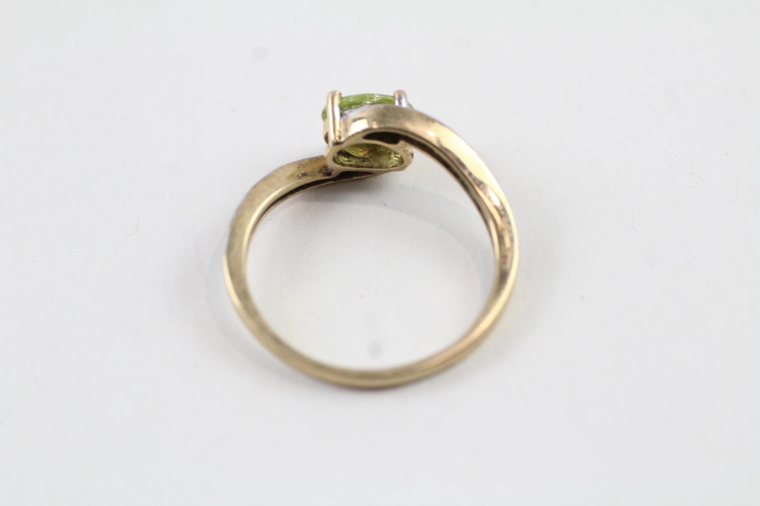 9ct gold oval cut peridot & diamond dress ring (2.3g) Size Q - Image 4 of 6