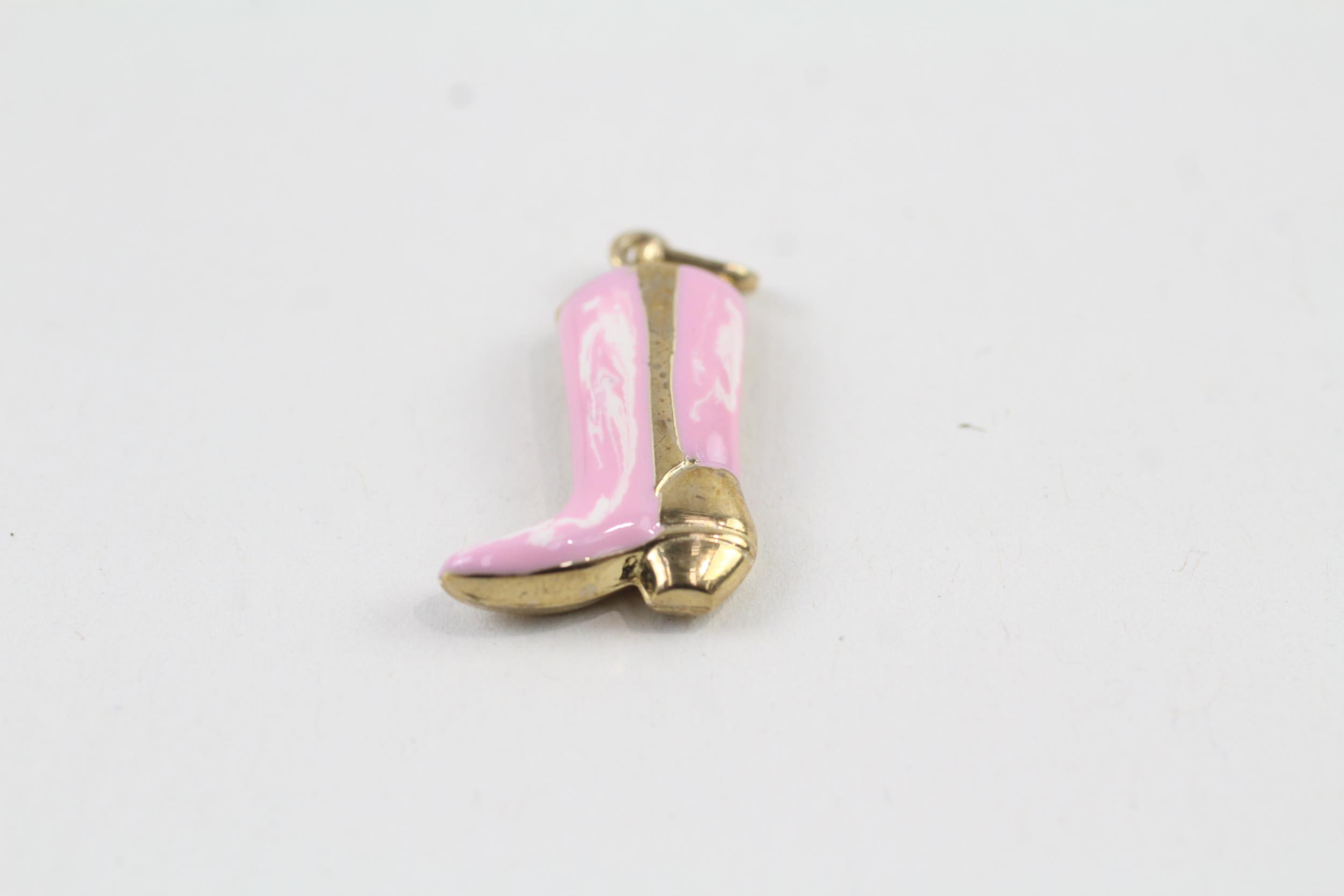 9ct gold pink enamel engraved patterned cowboy boot charm (0.7g)