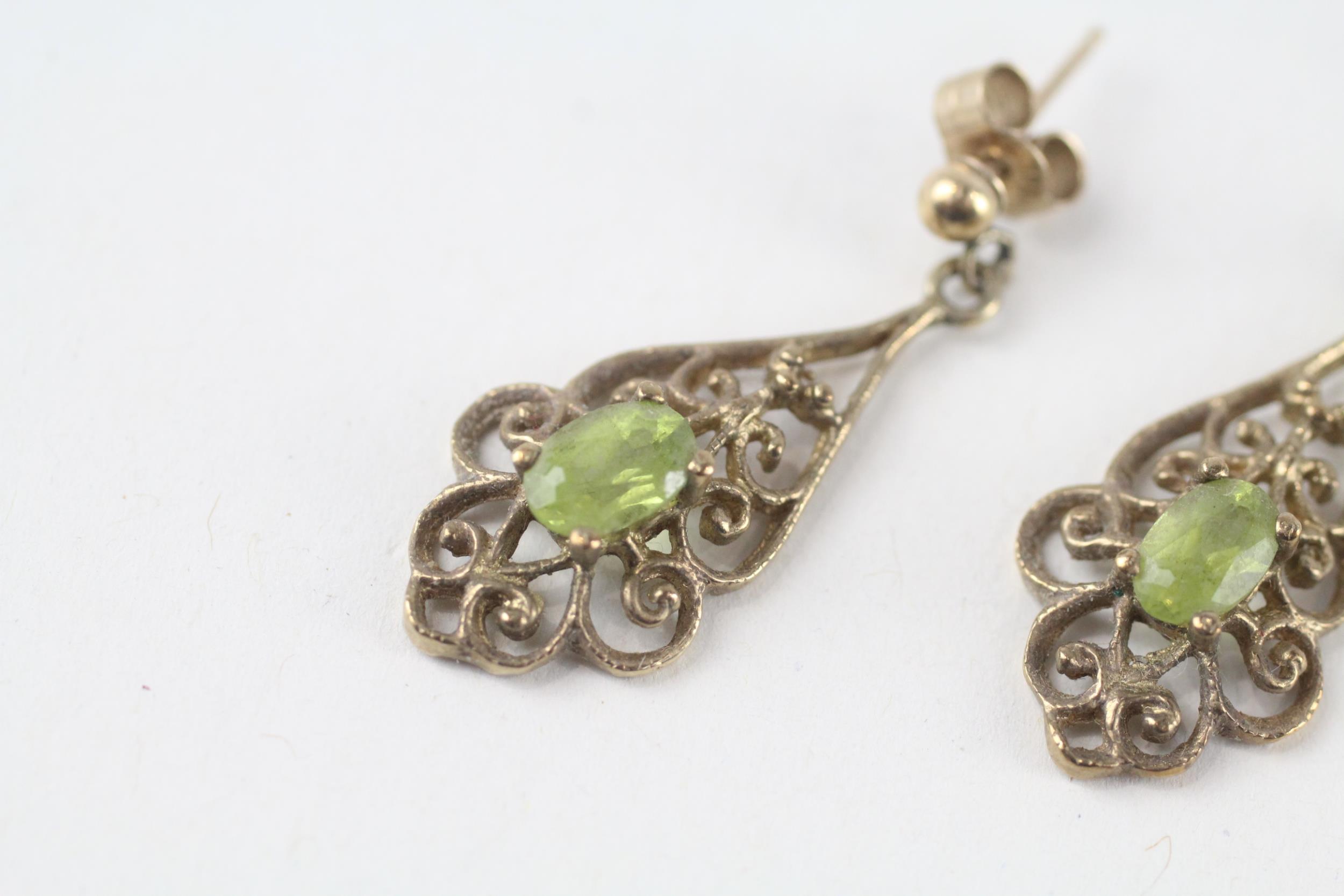 9ct gold oval cut peridot drop earrings with a pierced scroll pattern (2.5g) - Image 2 of 4