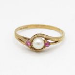 9ct gold vintage cultured pearl & ruby three stone ring (1.2g) Size L