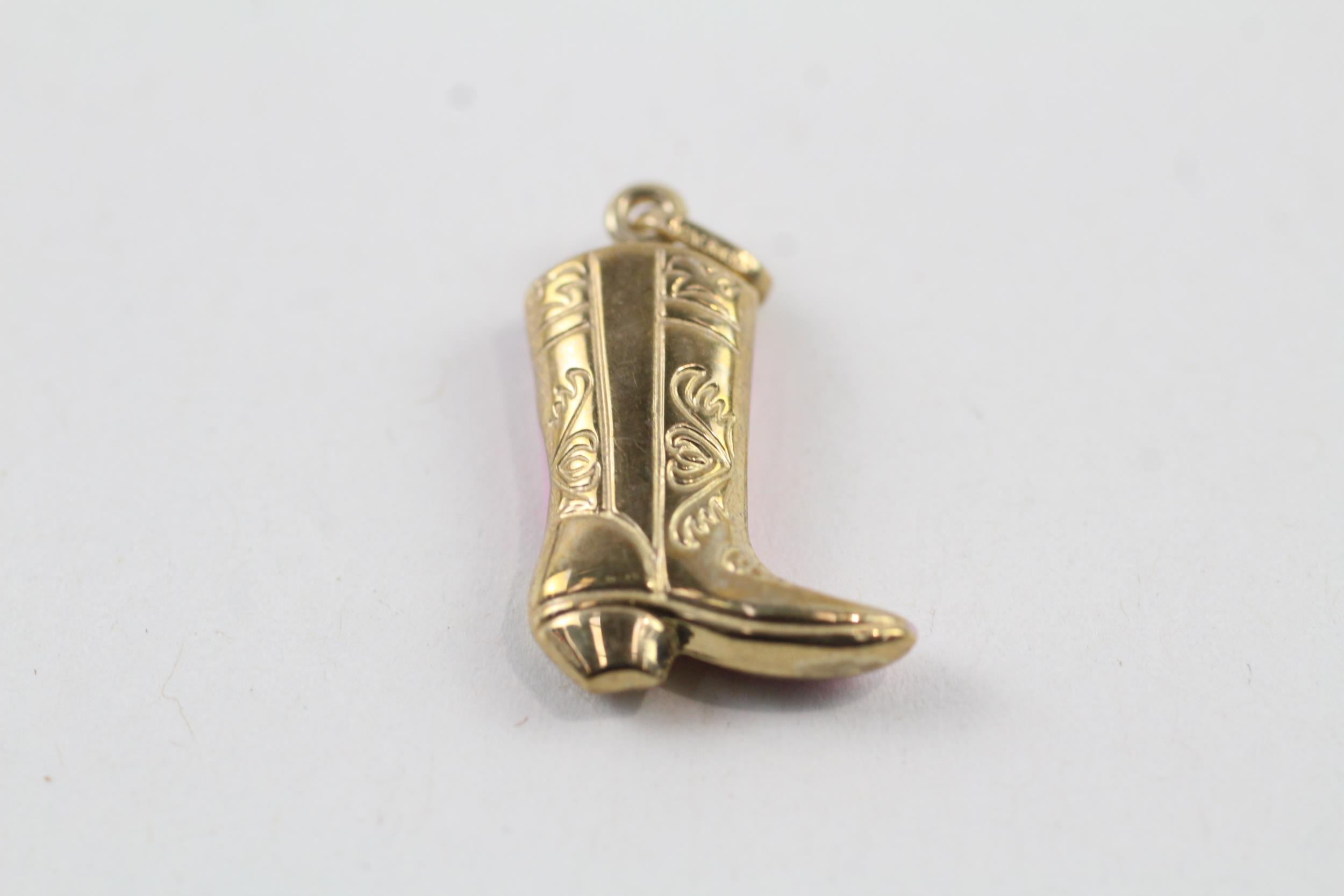 9ct gold pink enamel engraved patterned cowboy boot charm (0.7g) - Image 2 of 4