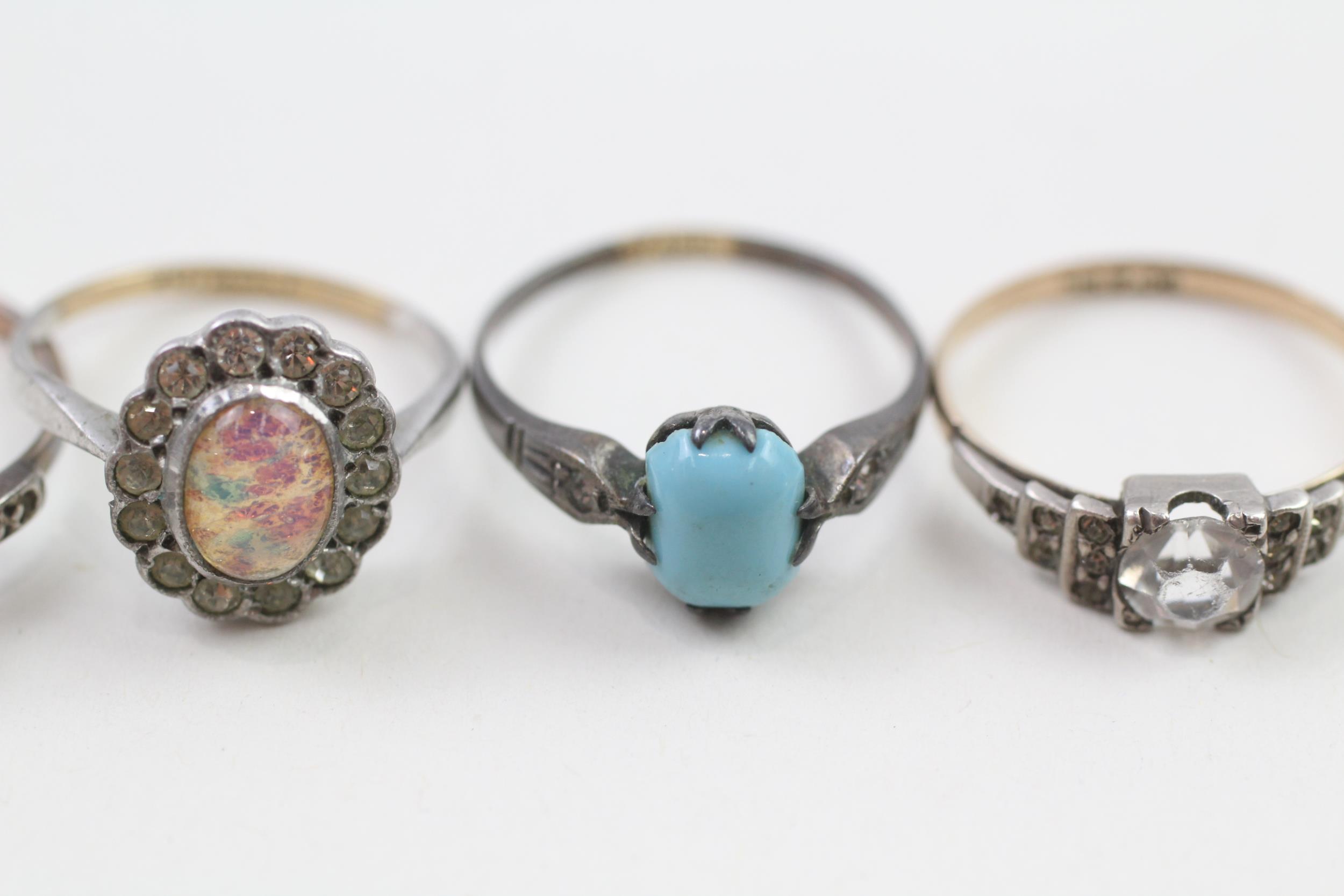 4 x 9ct gold and silver vintage paste, foiled glass and faux gemstone set rings (7g) Size L 1/2 + - Image 4 of 6