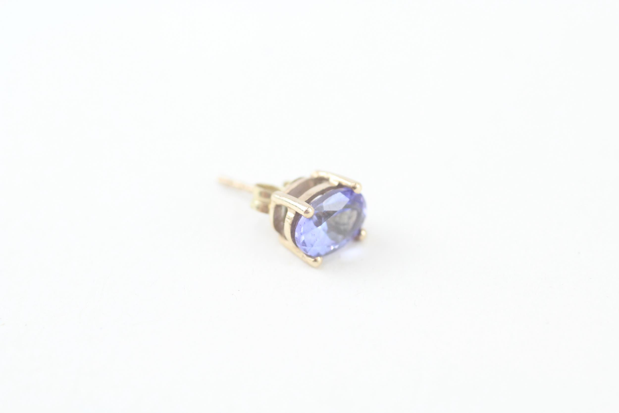 9ct gold oval cut tanzanite stud earrings in a four claw setting (1.3g) - Image 2 of 4