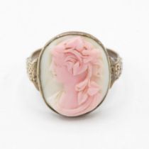 10ct gold antique conch shell cameo dress ring with an engraved patterned band (3.4g) Size S