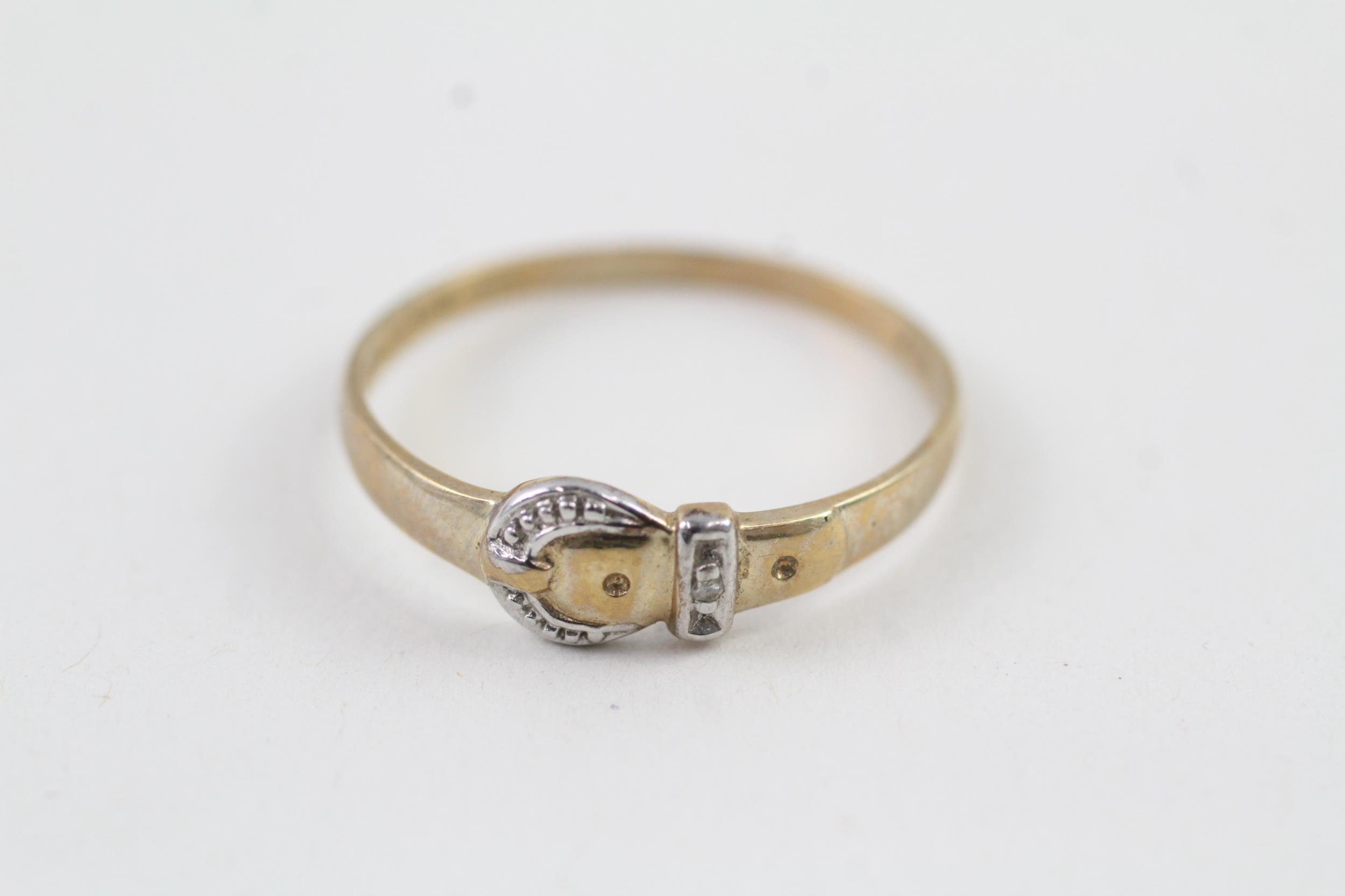 9ct gold diamond buckle ring (1.5g) Size U 1/2 - Image 5 of 5