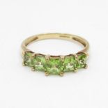 9ct gold graduated peridot five stone ring in a claw setting (2.3g) Size R