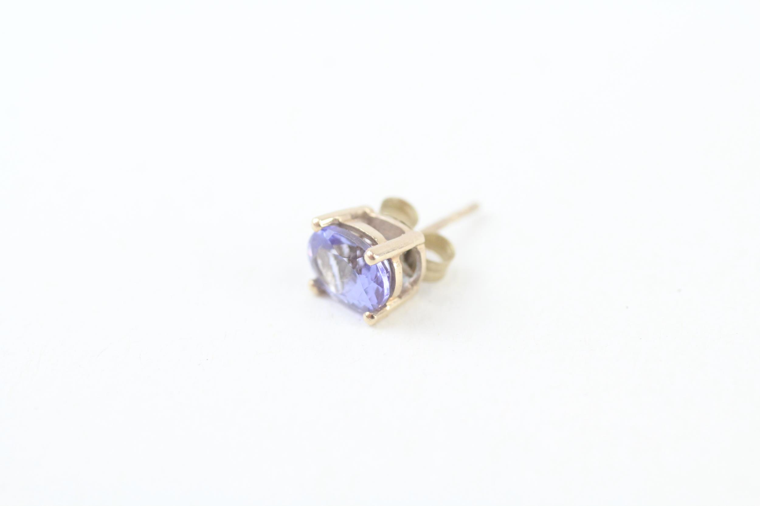 9ct gold oval cut tanzanite stud earrings in a four claw setting (1.3g) - Image 3 of 4