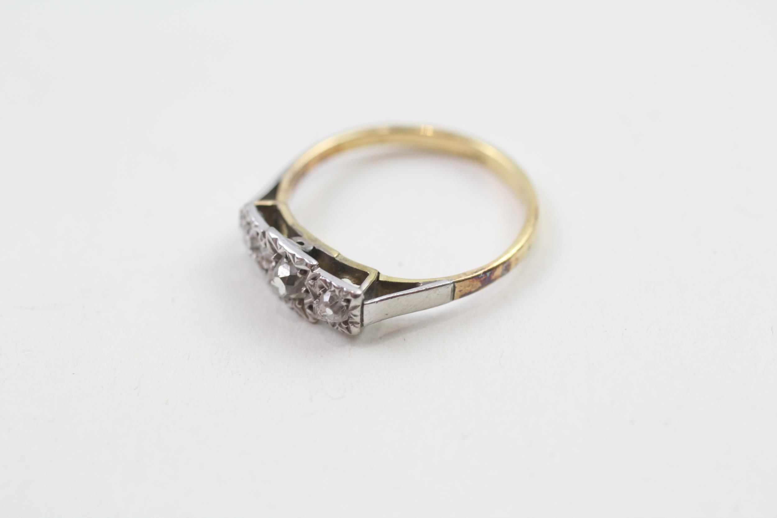 18ct gold vintage old mine cut diamond three stone ring (1.8g) Size J - Image 3 of 4