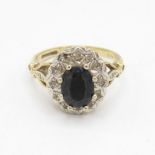 9ct gold vintage sapphire & diamond cluster ring with diamond patterned shoulders (3.8g) Size M