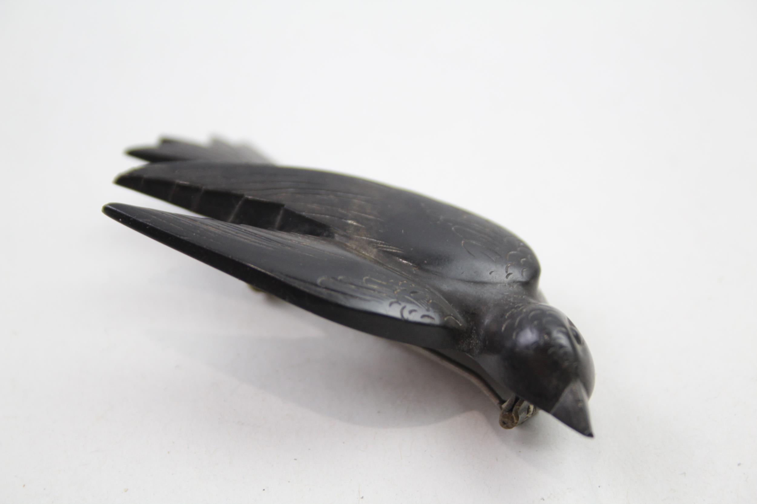 A lovely carved Vulcanite Victorian swallow mourning brooch (g) - Image 3 of 4