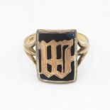 9ct gold vintage black enamel letter 'M' dress ring (3.7g) Size Q