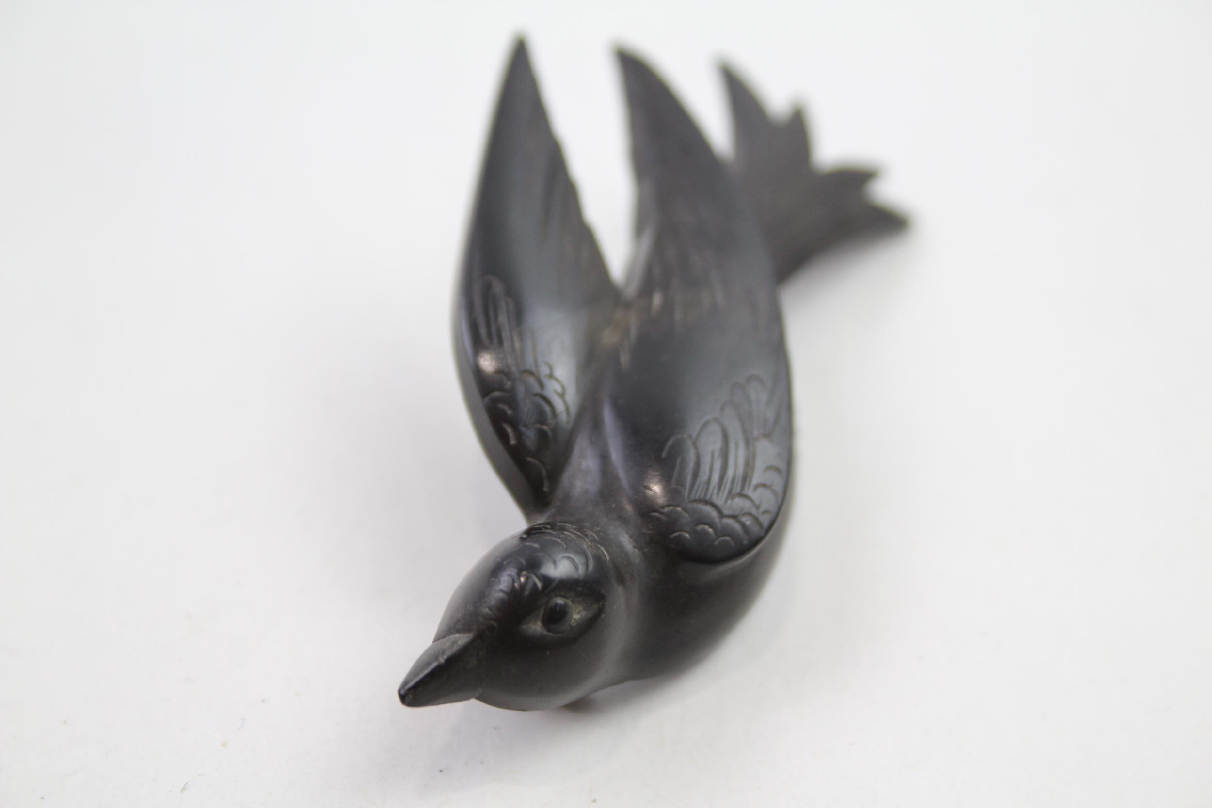 A lovely carved Vulcanite Victorian swallow mourning brooch (g) - Image 2 of 4