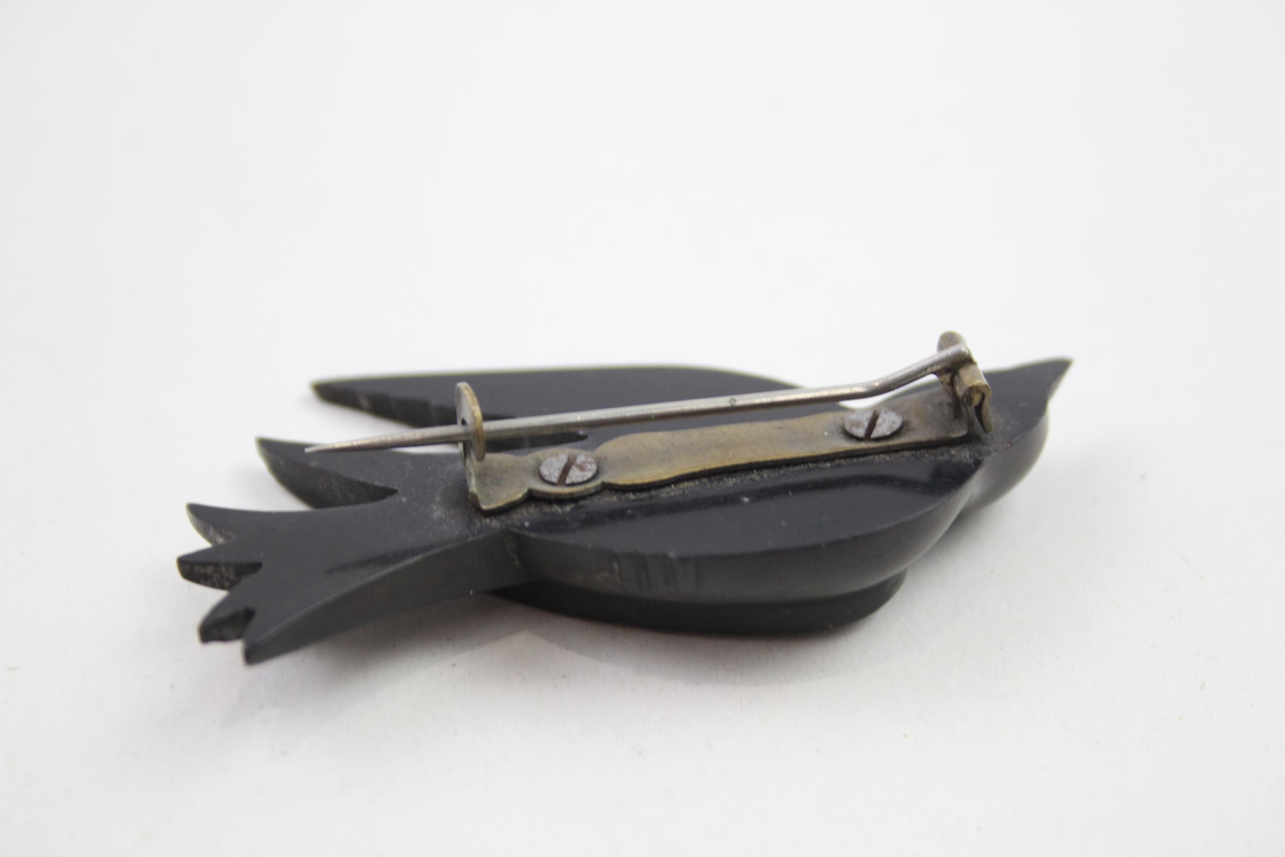 A lovely carved Vulcanite Victorian swallow mourning brooch (g) - Image 4 of 4