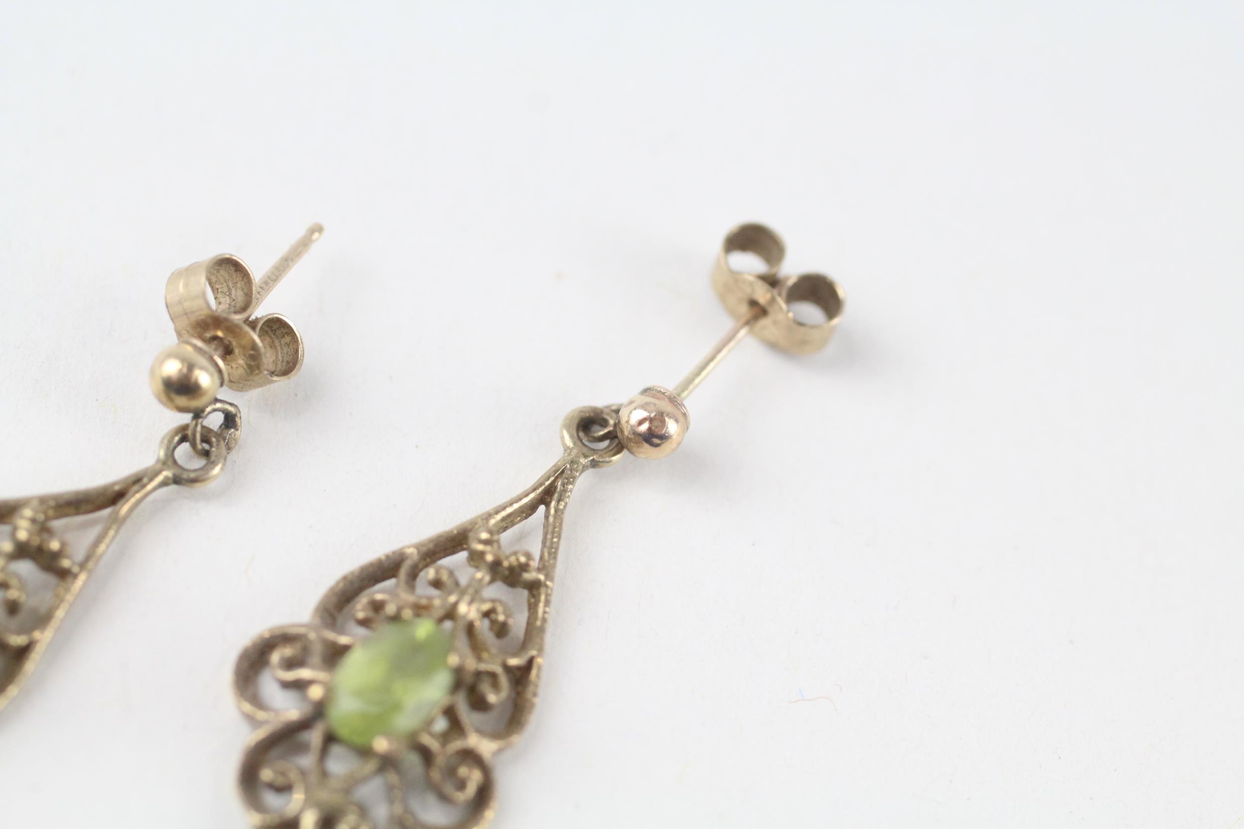 9ct gold oval cut peridot drop earrings with a pierced scroll pattern (2.5g) - Image 4 of 4