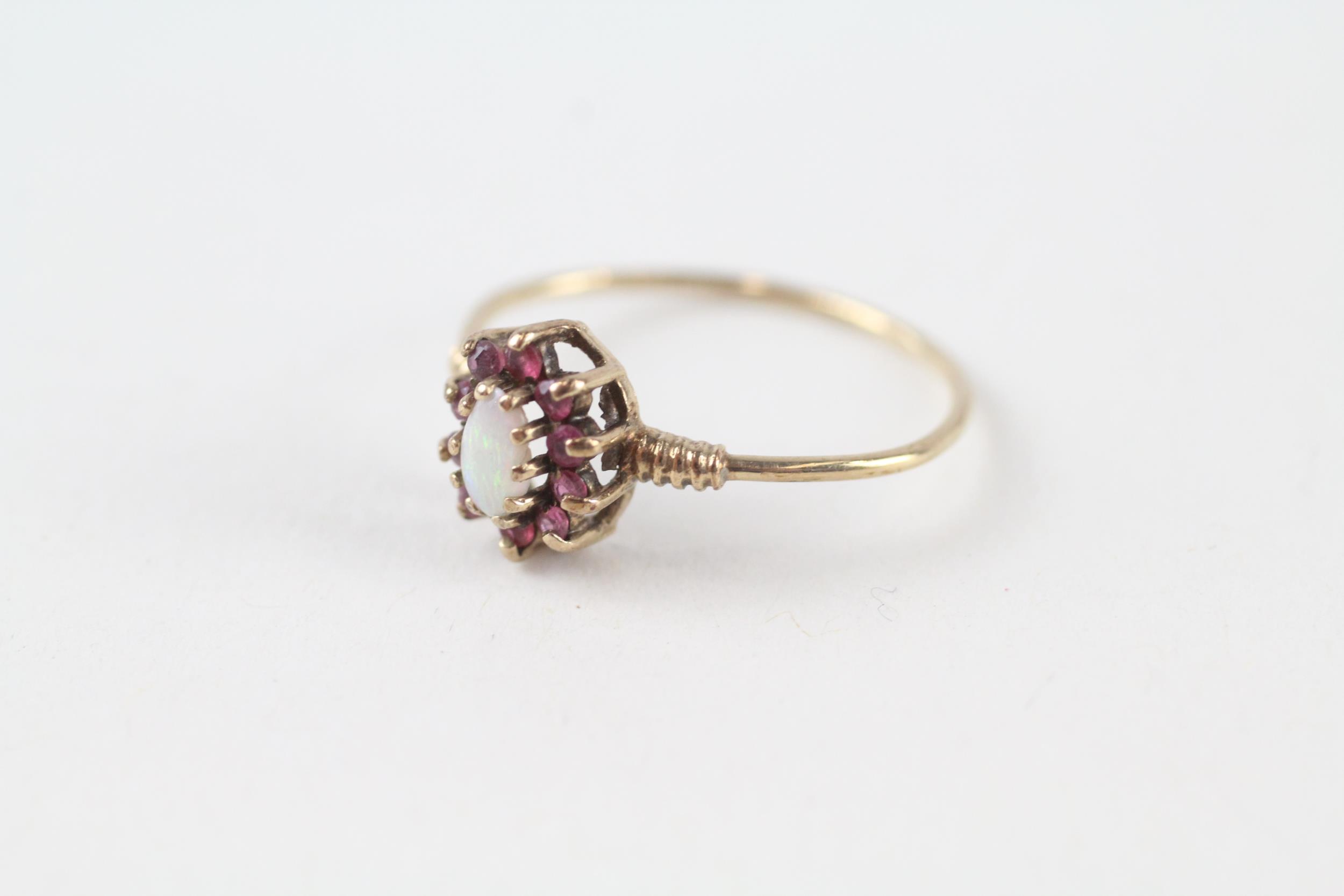 9ct gold vintage opal & ruby cluster ring (1g) Size M - Bild 3 aus 4