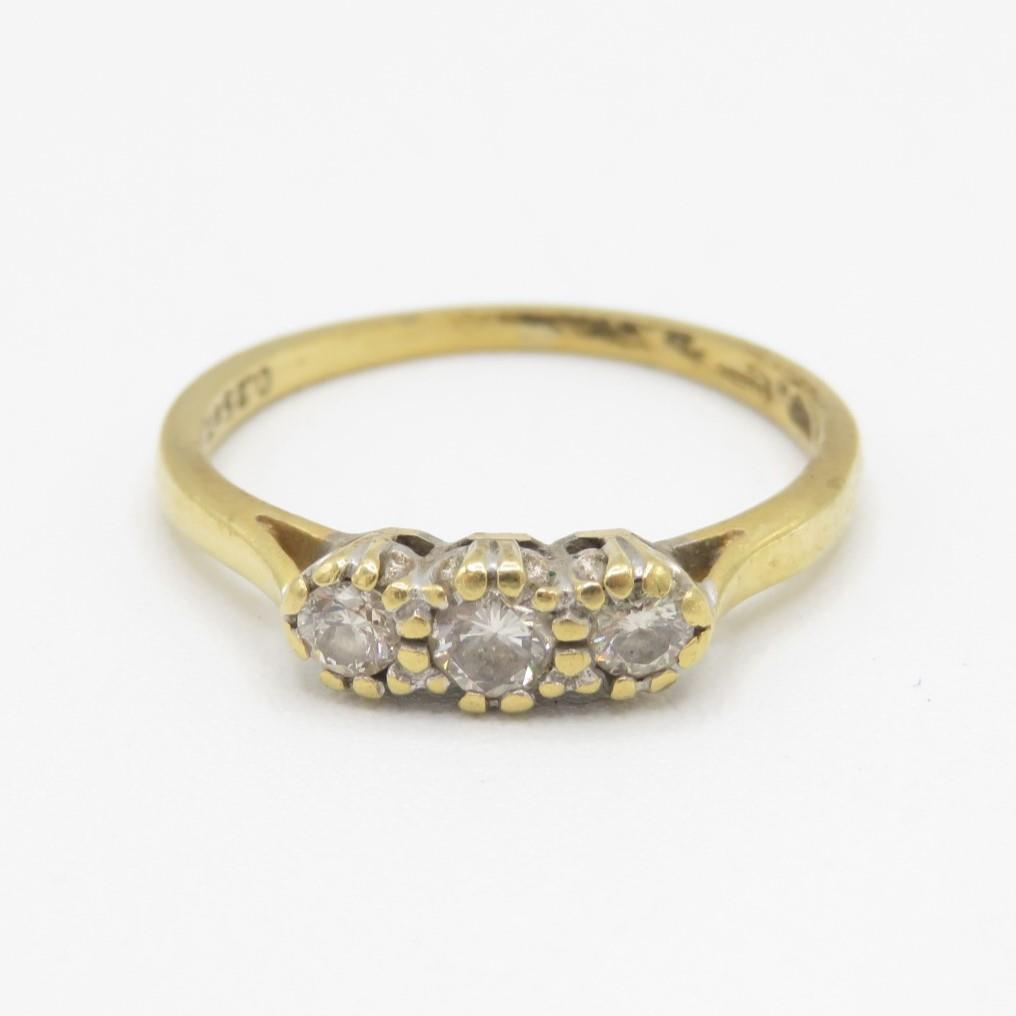 18ct gold circular cut diamond three stone ring (2.3g) Size M