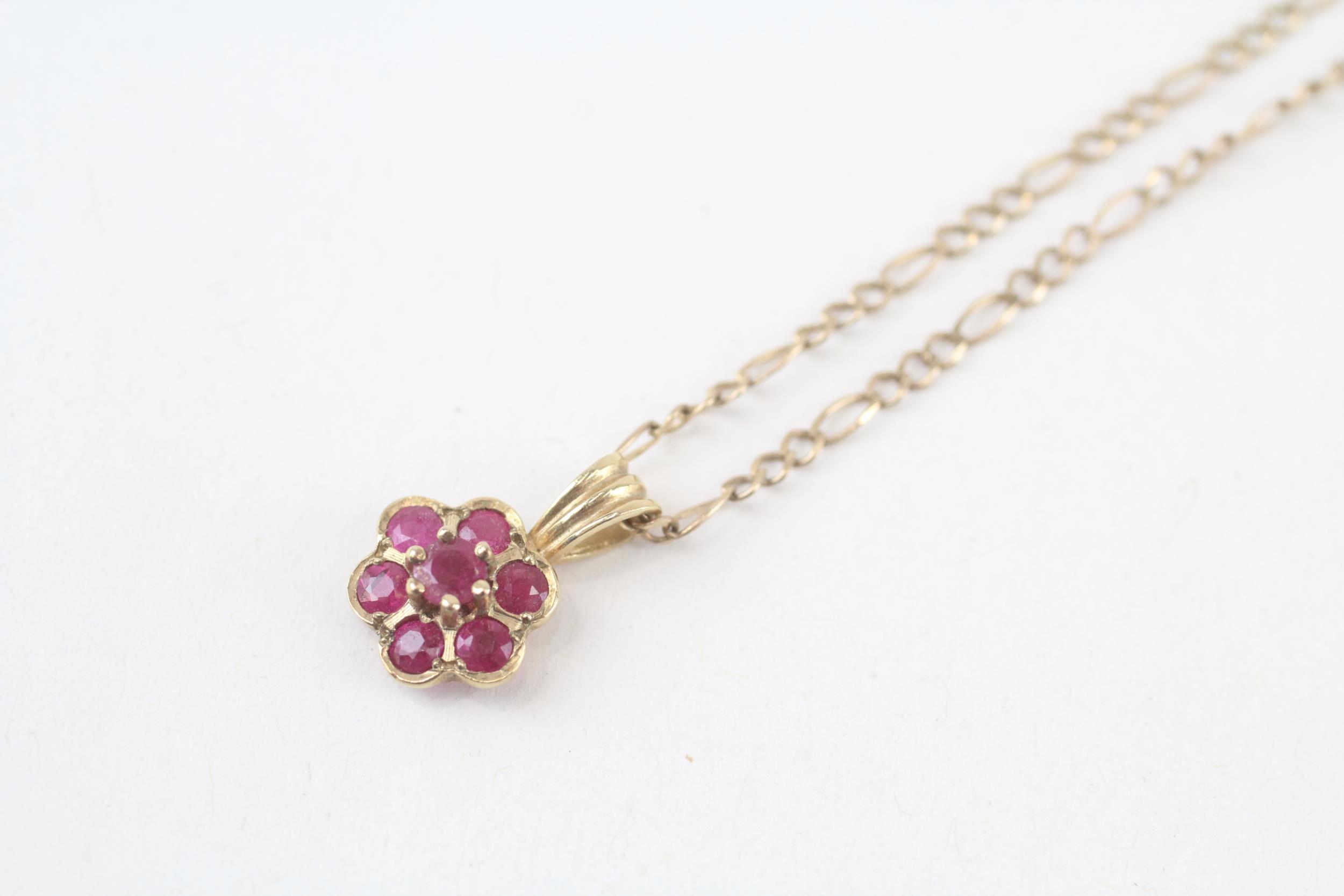 9ct gold vintage ruby cluster pendant necklace (2.5g)