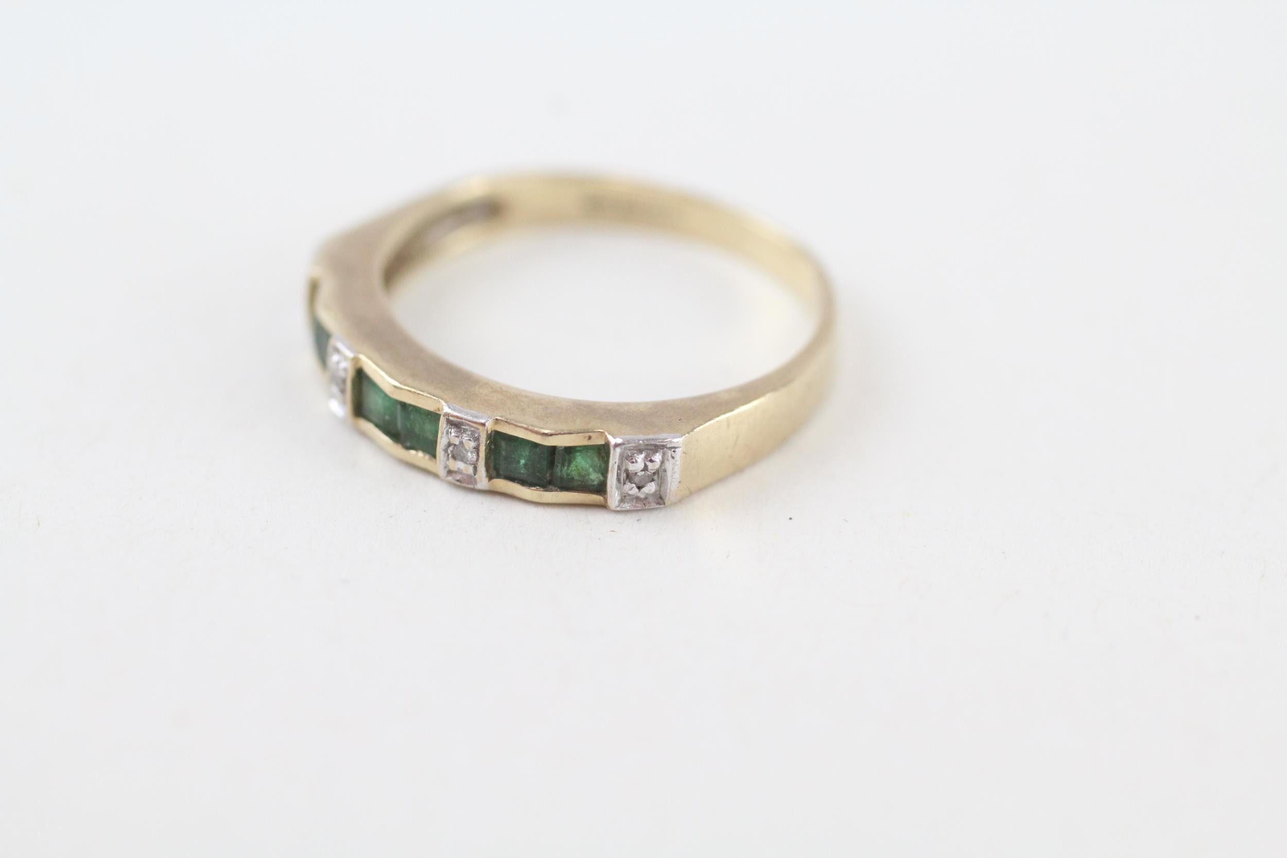 9ct gold vintage emerald and diamond set half hoop eternity ring (1.7g) Size K - Image 3 of 4