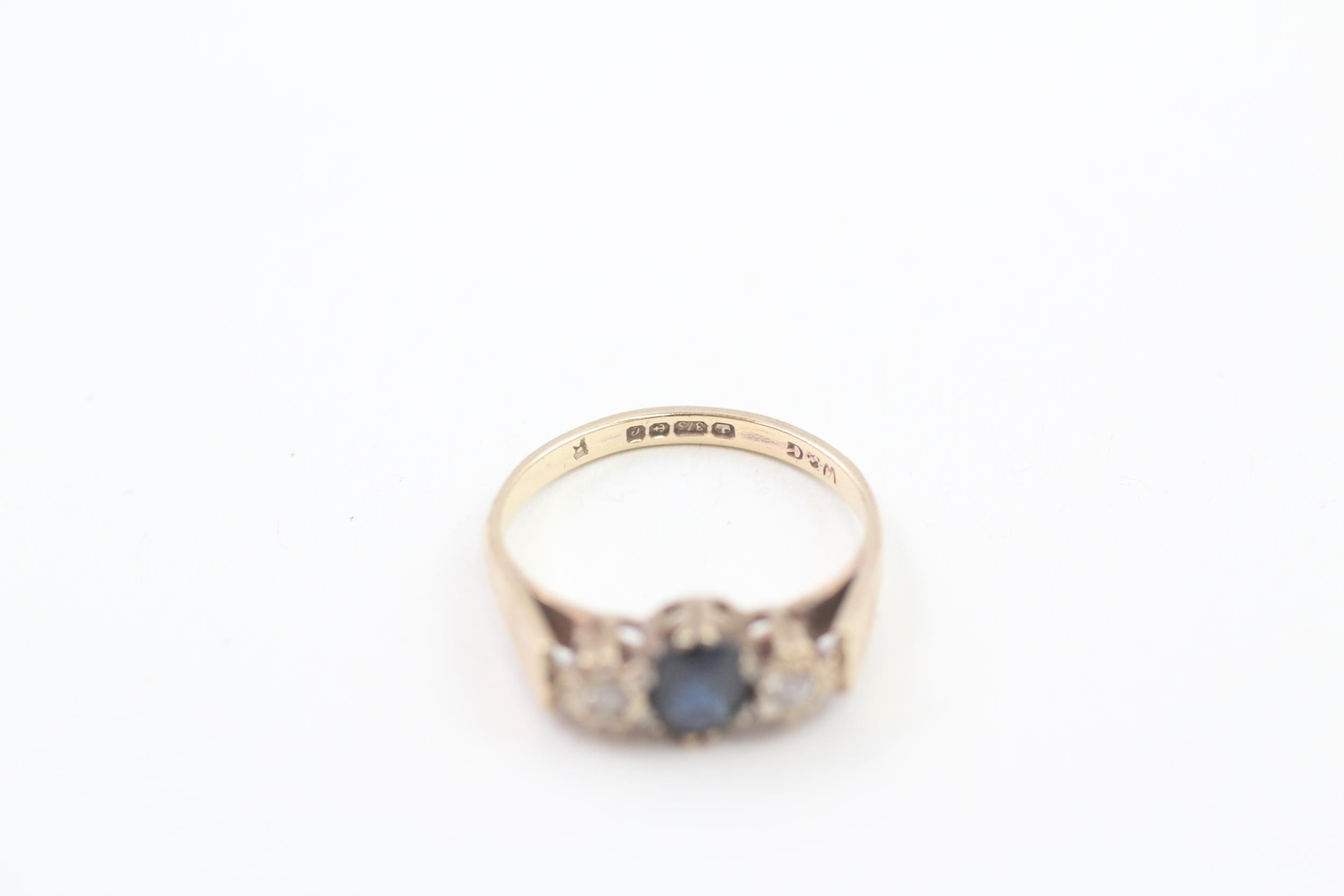 9ct gold diamond & sapphire three stone ring (1.7g) Size J