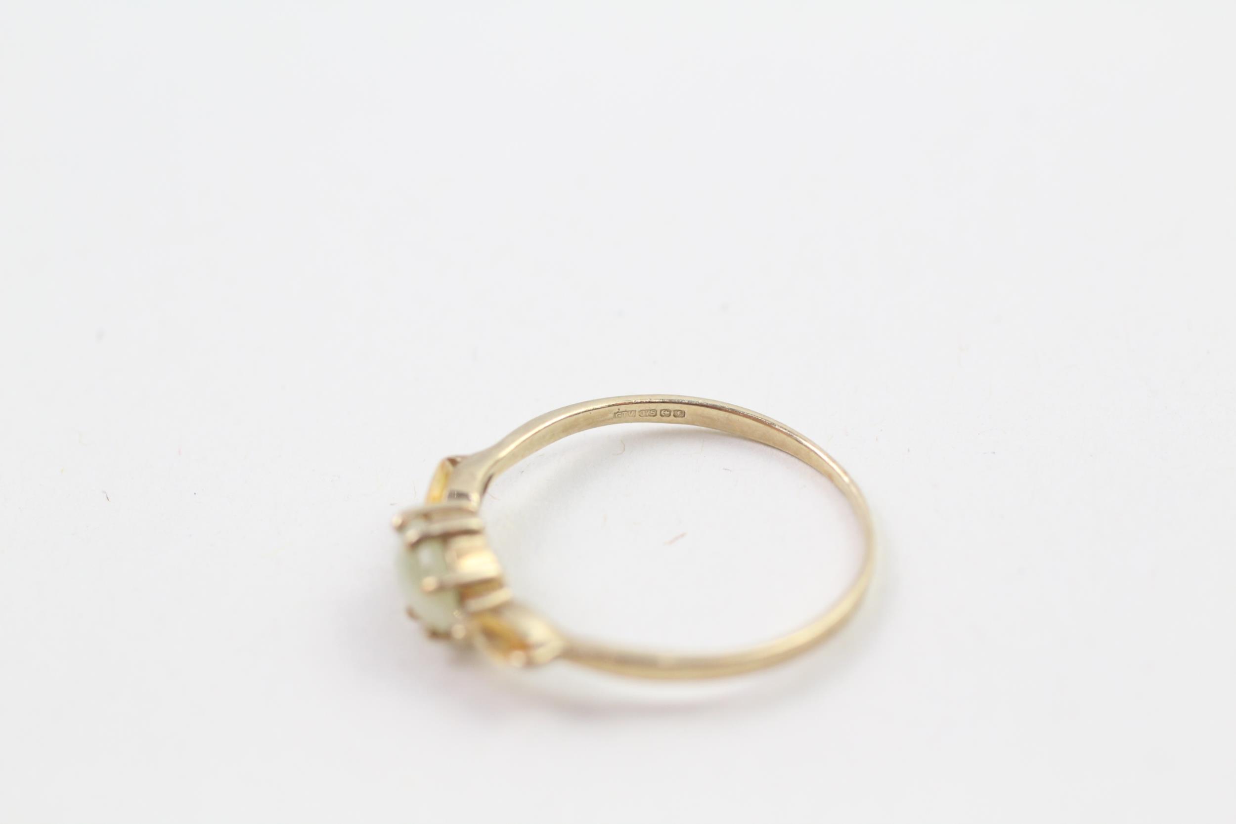 9ct gold chrysoberyl cat's eye & yellow sapphire three stone ring (1g) Size N - Image 4 of 4