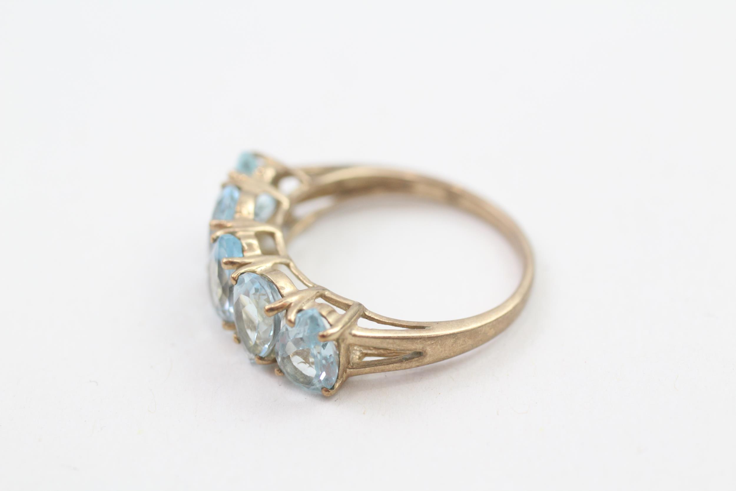 9ct gold pear-cut blue topaz five stone ring (2.9g) Size N 1/2 - Image 3 of 4