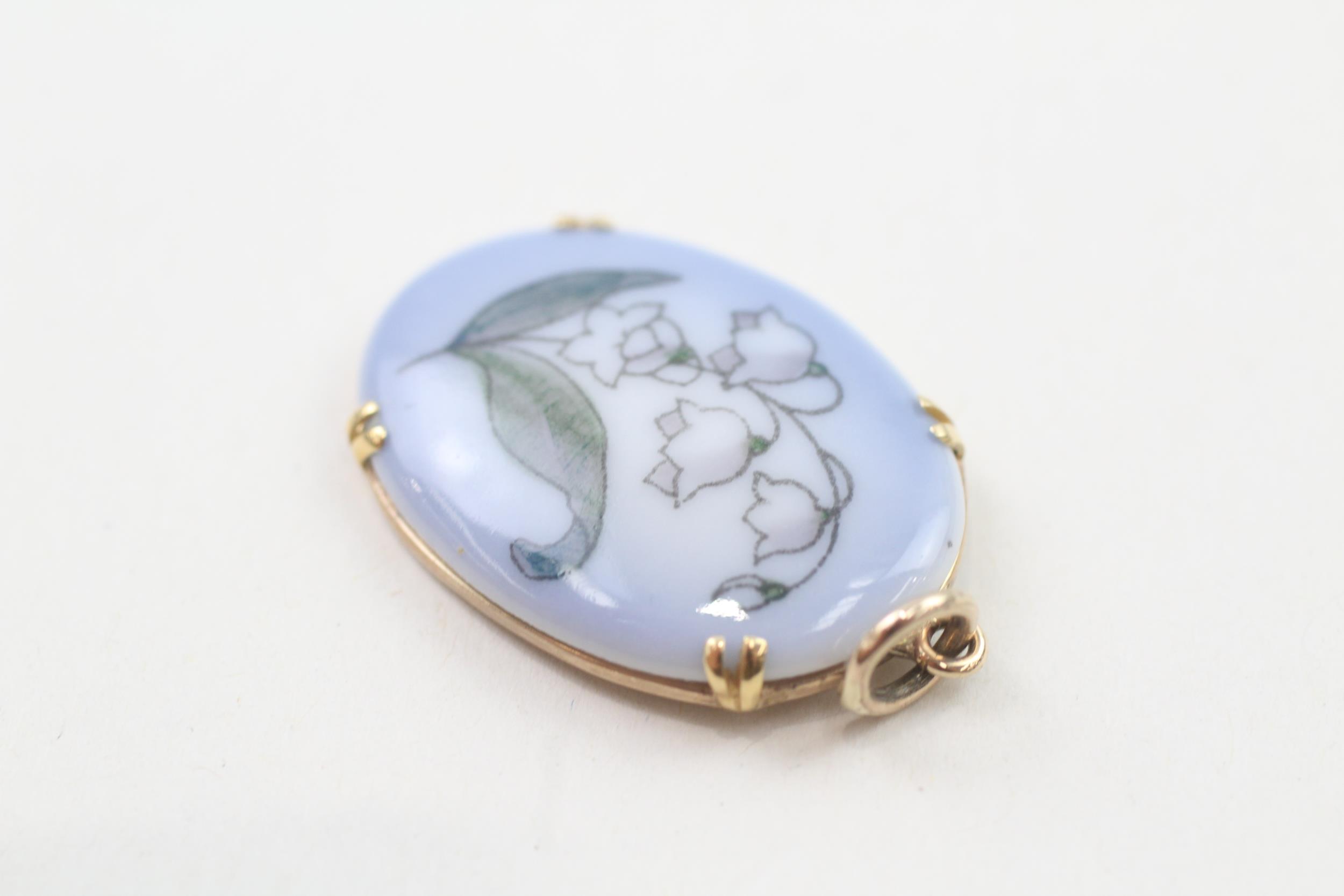 9ct gold lilly of the valley, danish porcelain pendant by Bing & Grondahl (3.2g) - Image 3 of 5