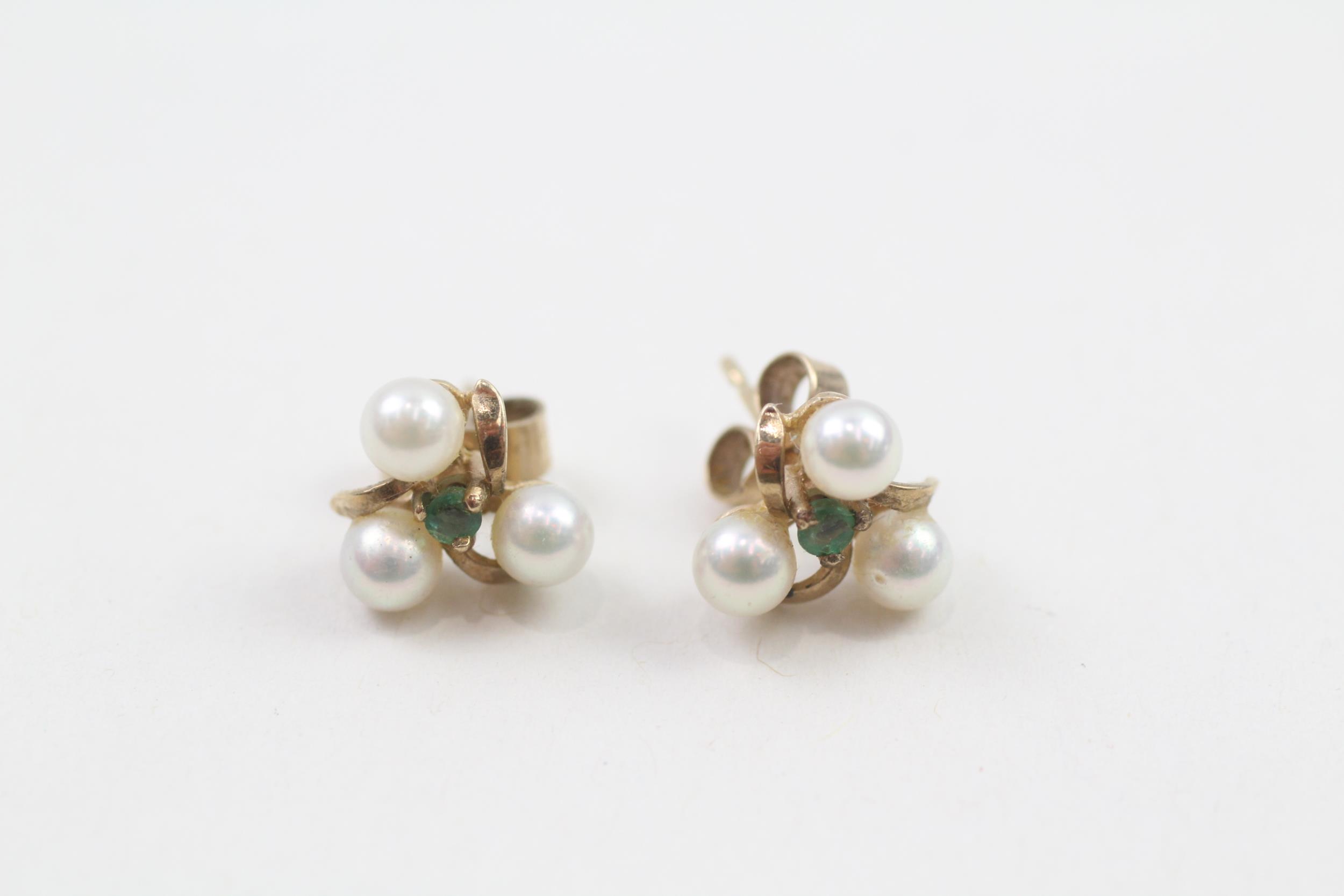 9ct gold emerald & cultured pearl cluster stud earrings (1.5g) - Image 2 of 5