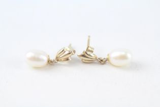 9ct gold freshwater pearl drop earrings (1.1g)