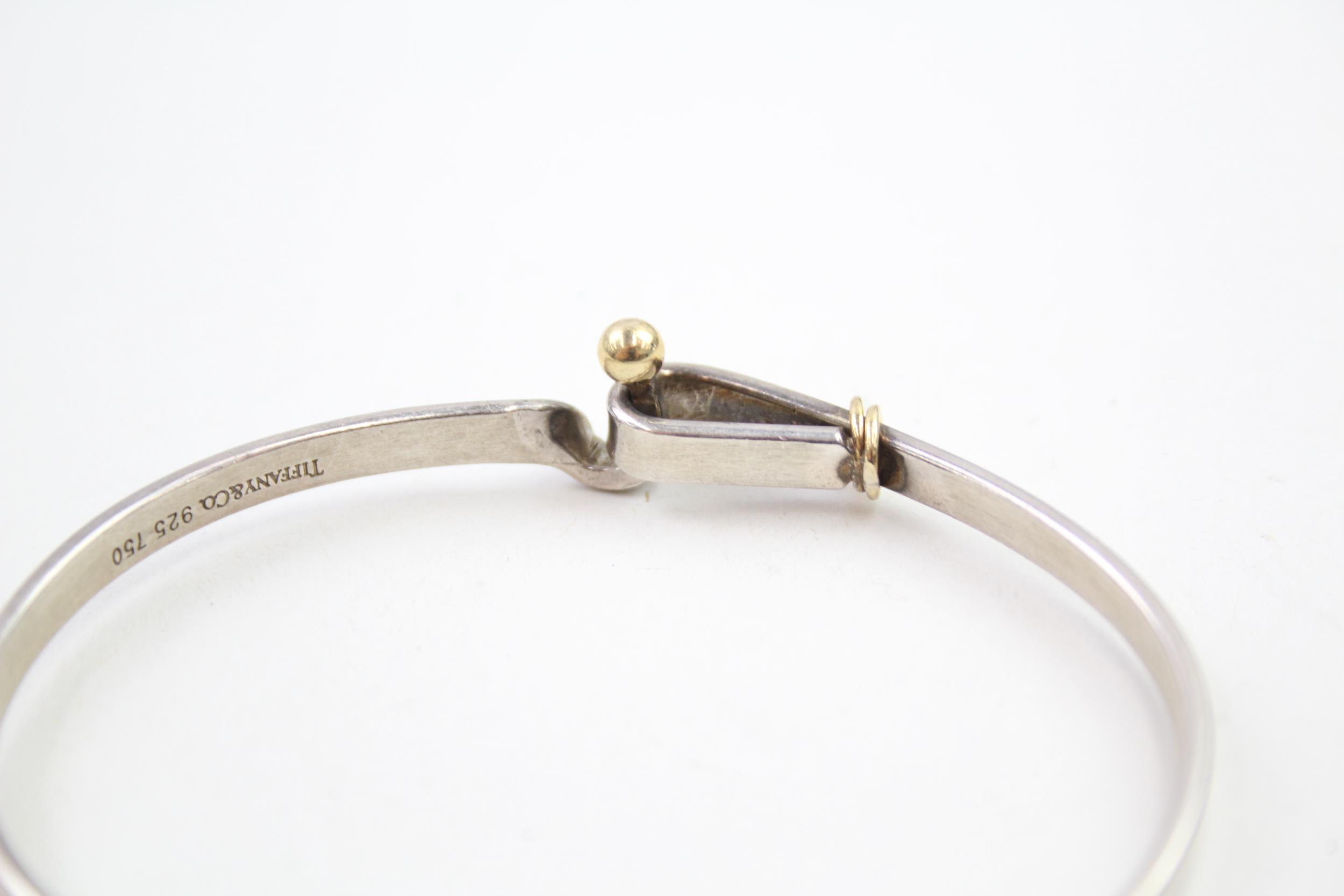 A silver bangle by Tiffany and Co with 18ct gold detailing (12g) - Image 3 of 4