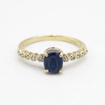 9ct gold oval cut sapphire ring with diamond shoulders (1.7g) Size L