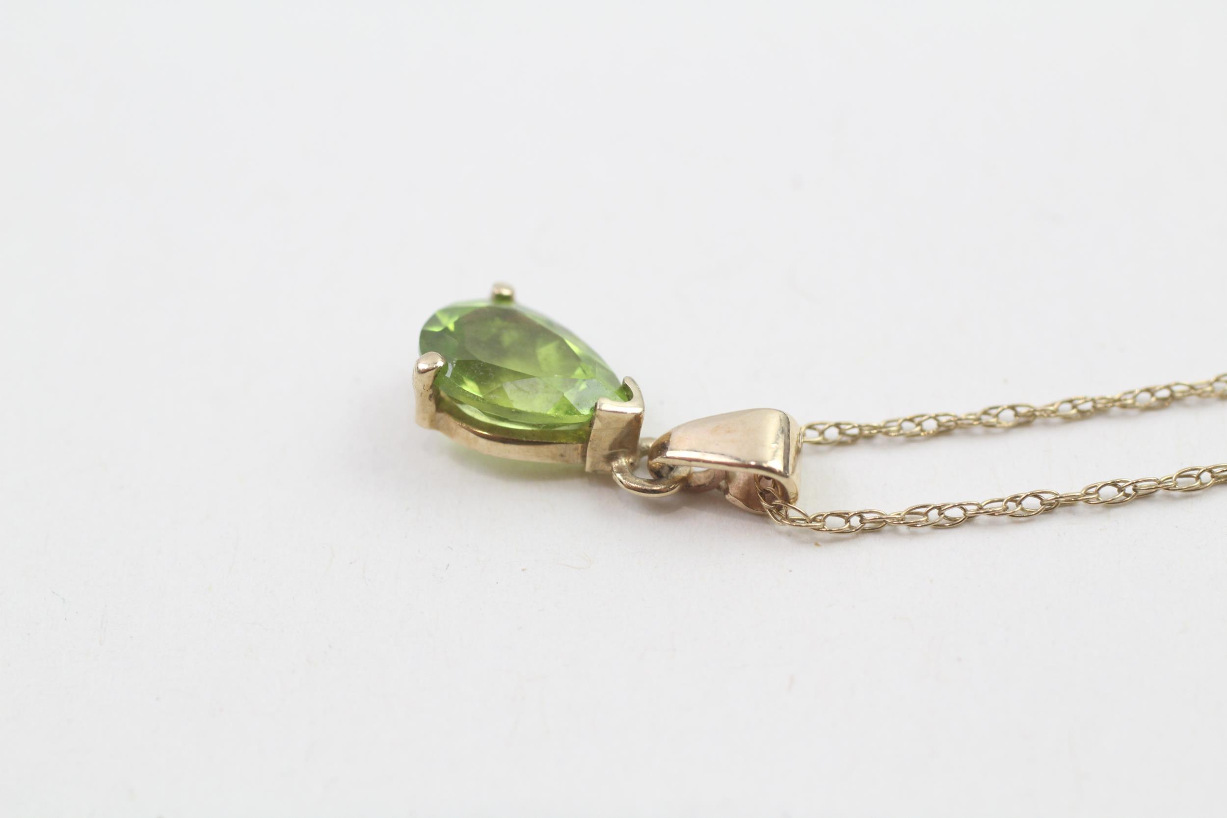 9ct gold pear-cut peridot pendant necklace (1.5g) - Image 2 of 4