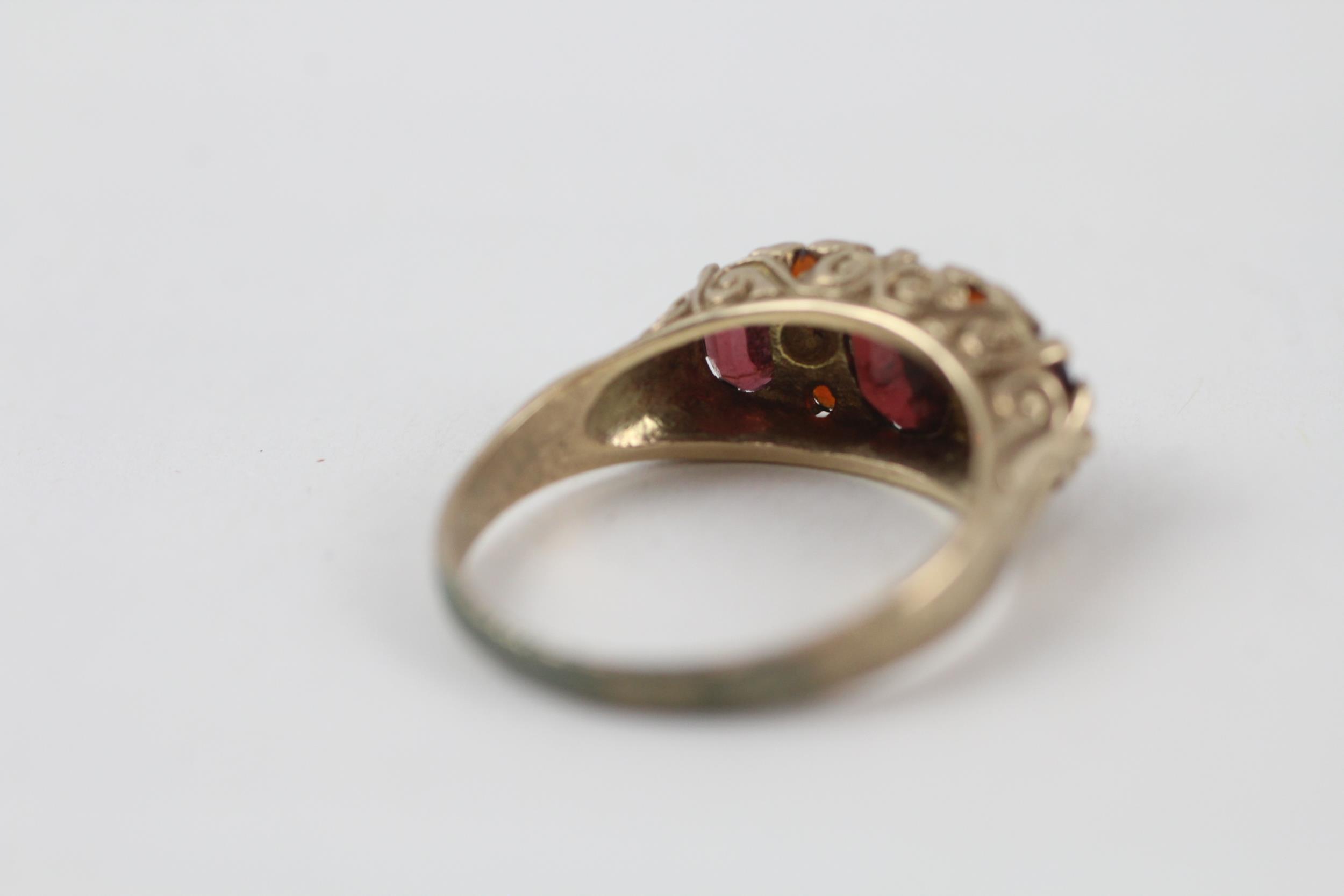 9ct gold garnet seven stone ring (3.3g) Size O - Image 5 of 6