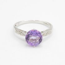 9ct white gold amethyst with diamond shoulders dress ring (2.2g) Size R