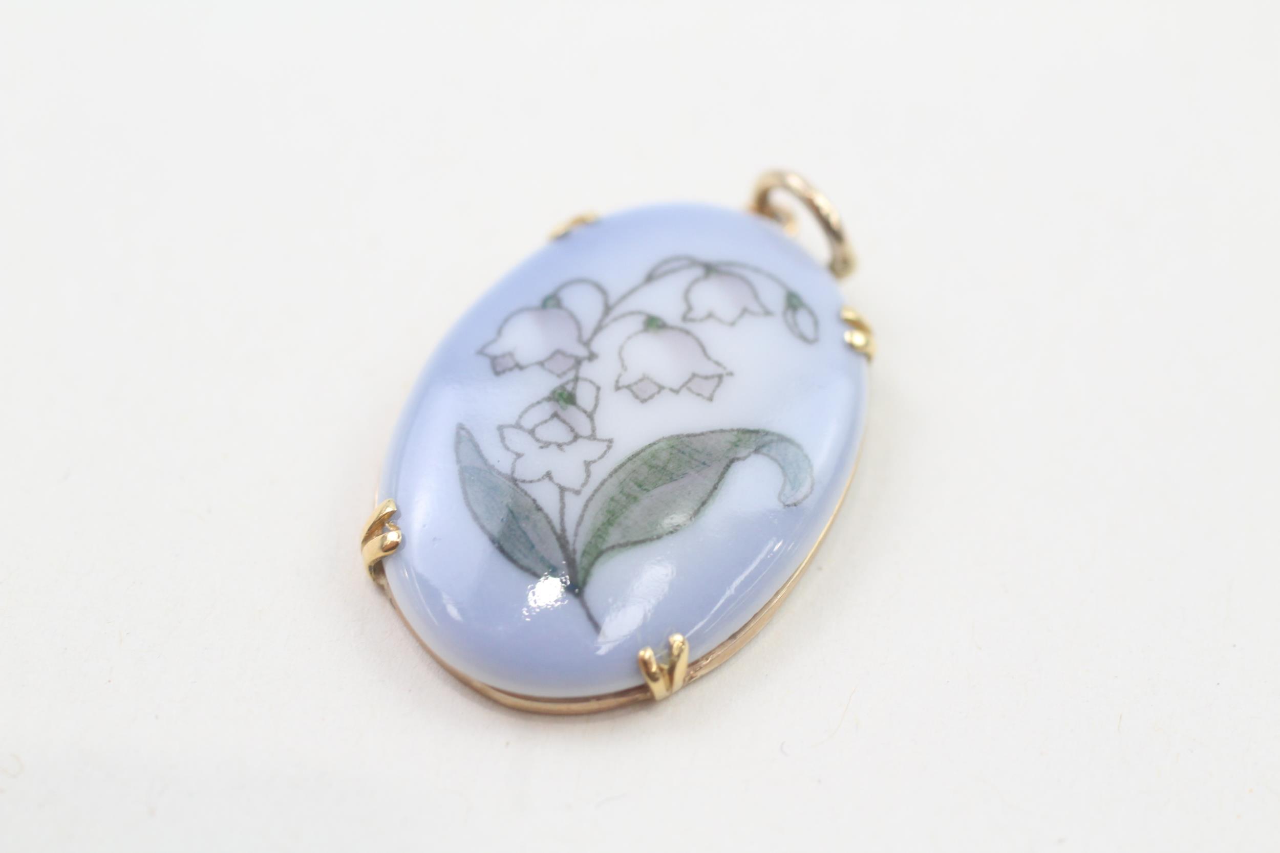 9ct gold lilly of the valley, danish porcelain pendant by Bing & Grondahl (3.2g) - Image 4 of 5