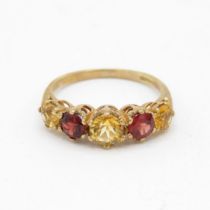 9ct gold circular cut citrine & garnet alternating five stone ring (2g) Size N