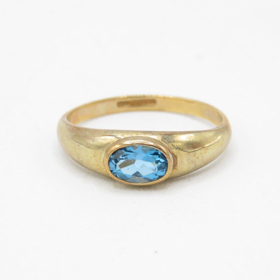 9ct gold oval cut blue topaz ring, bezel set (1.6g) Size L 1/2
