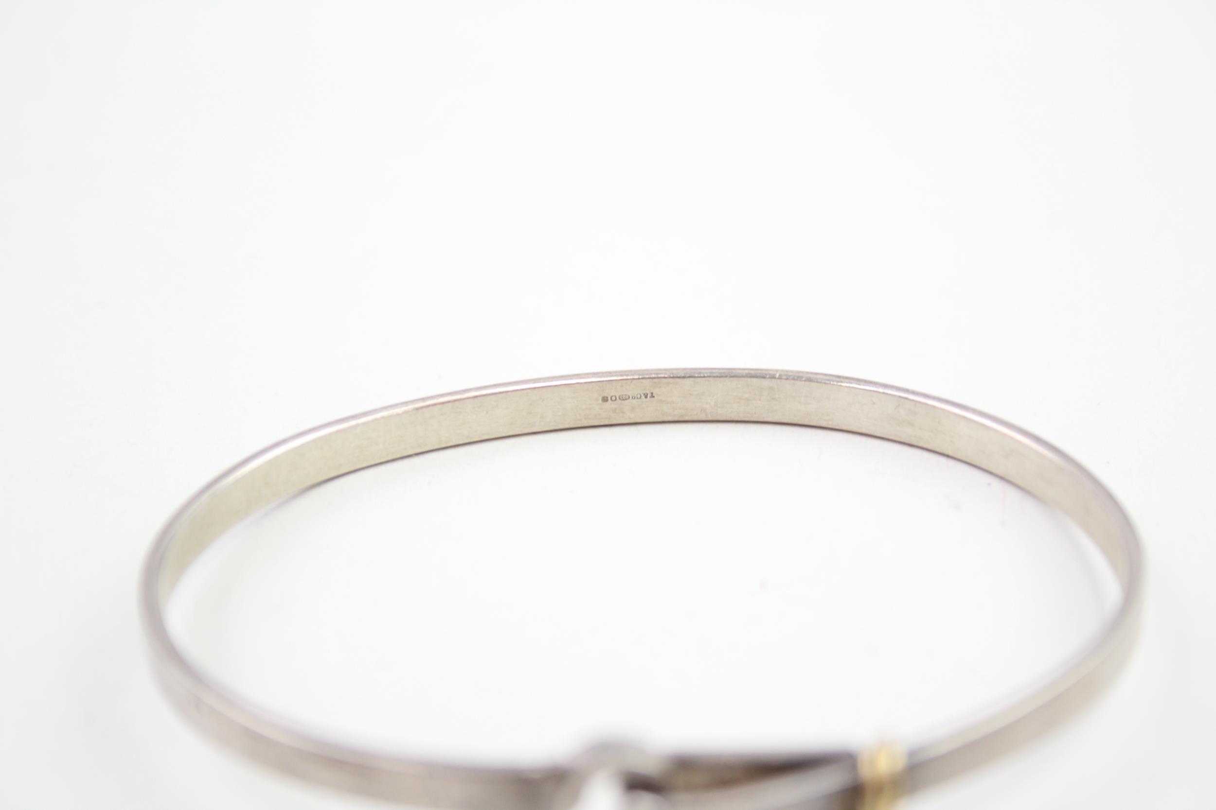 A silver bangle by Tiffany and Co with 18ct gold detailing (12g) - Image 2 of 4