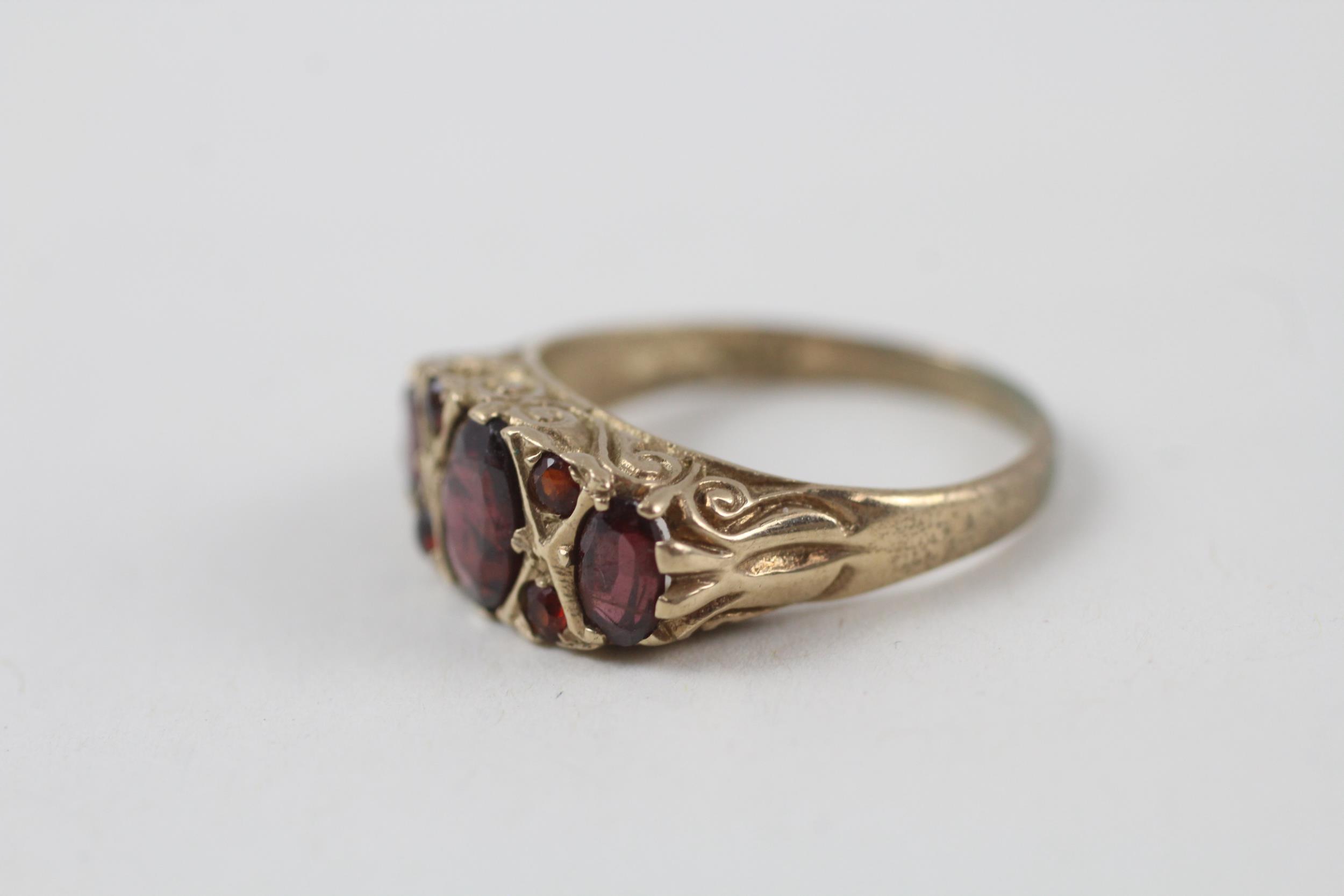 9ct gold garnet seven stone ring (3.3g) Size O - Image 3 of 6